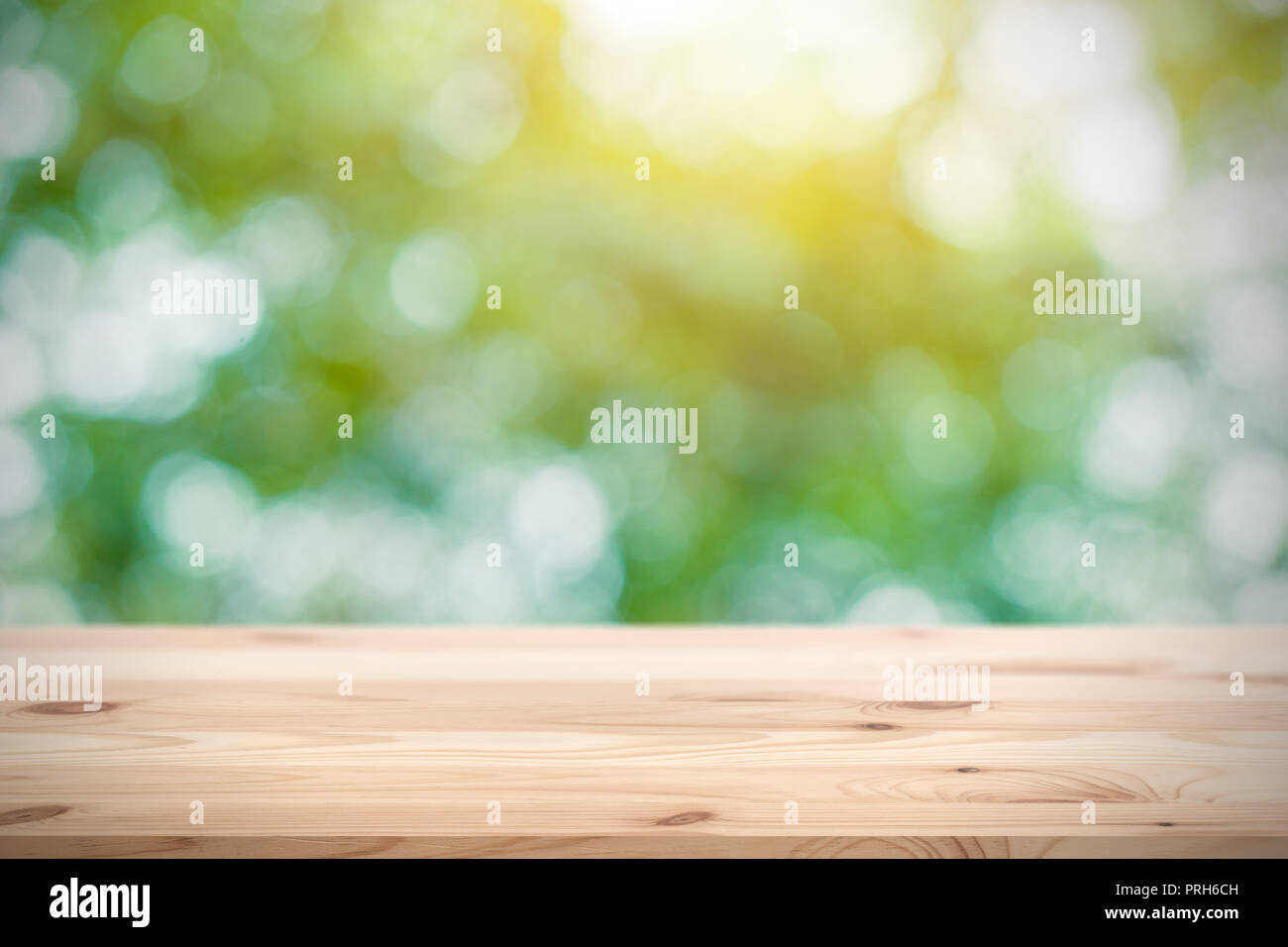 Blur verde con tavolo in legno spazio per prodotti display sfondo montage Foto Stock