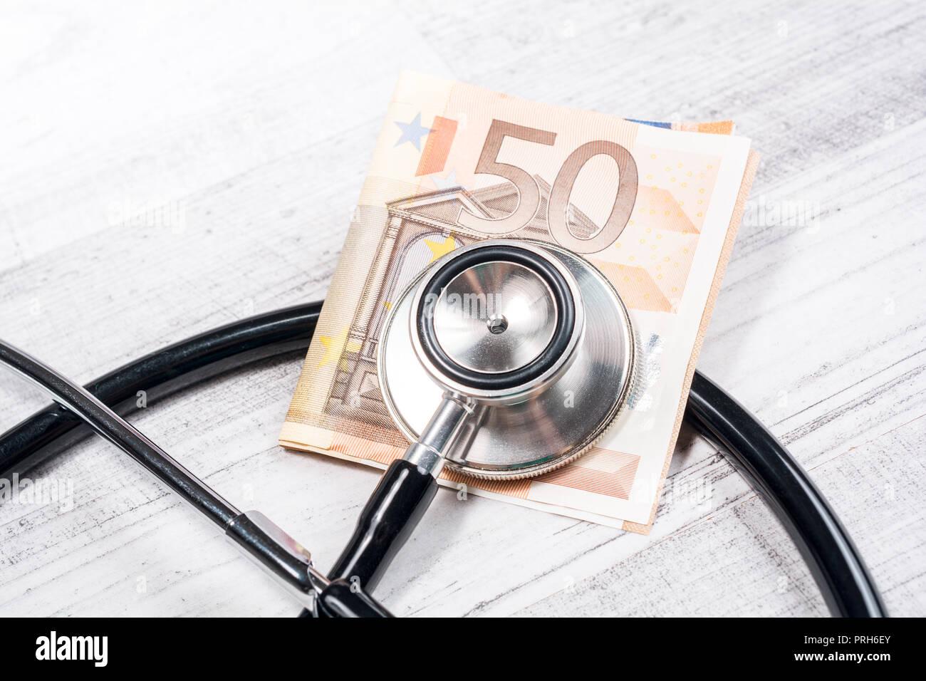 Esaminato il 50 Euro Bill con uno stetoscopio - Controllo finanziario il concetto di stato Foto Stock