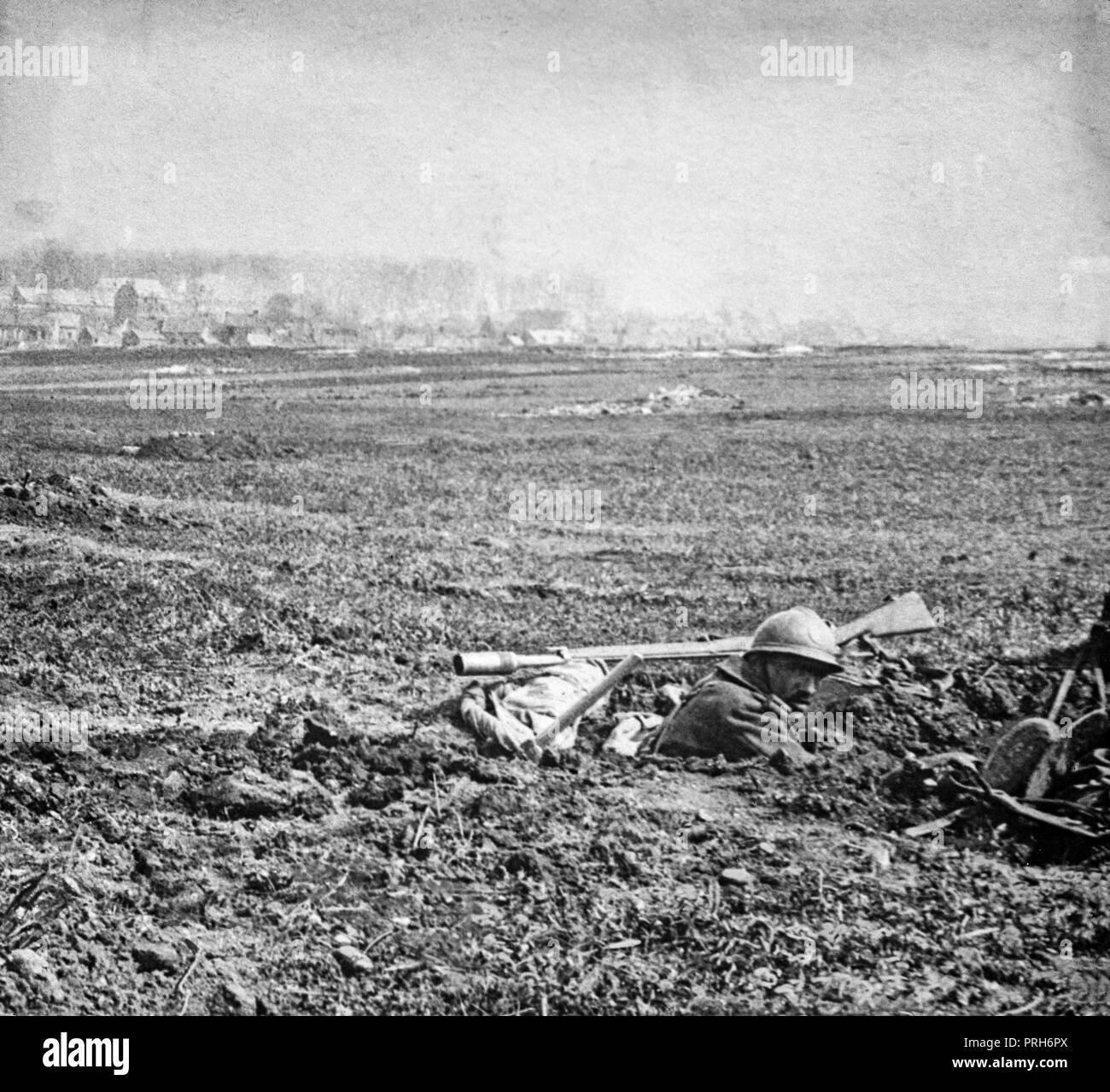 Il 11 maggio 1918. La fanteria francese soldato in una trincea, combattendo in Francia durante la Prima Guerra Mondiale. Foto Stock