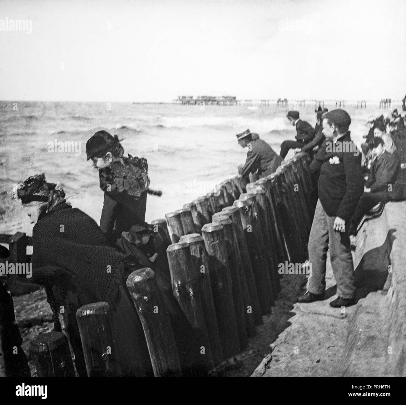 Un tardo vittoriana di fotografia che mostra gruppi di persone in una località balneare in Inghilterra. Foto Stock