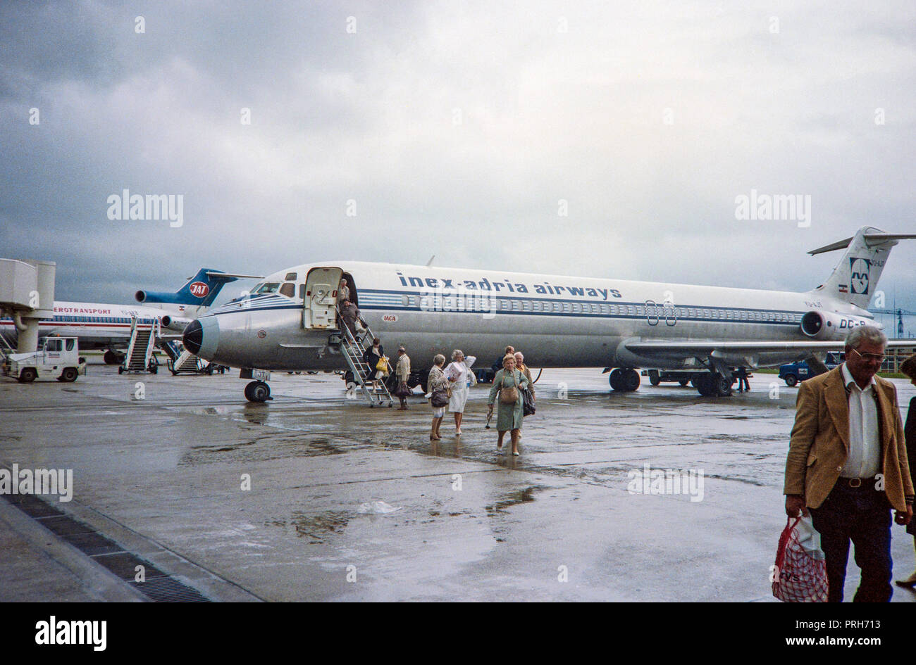 Una repubblica iugoslava Inex Adria Douglas DC-9 aeromobile sbarco dei passeggeri in un aeroporto in Europa nel corso degli anni ottanta. Foto Stock