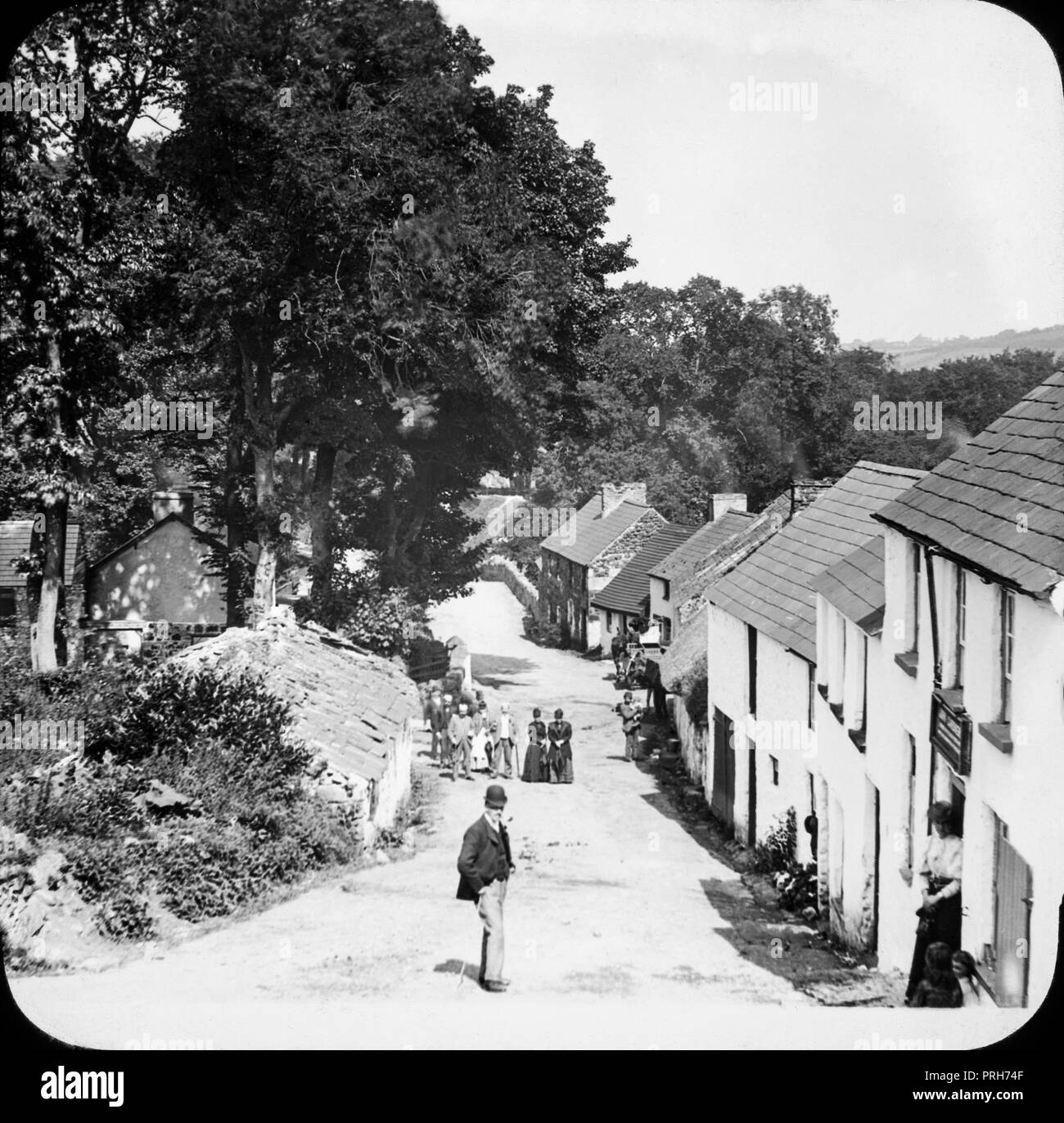 Molto presto ventesimo secolo fotografia che mostra il villaggio o frazione di Glenoe nella contea di Antrim in Irlanda del Nord. Mostra un certo numero di persone per le strade e le righe di cottages e case. Foto Stock