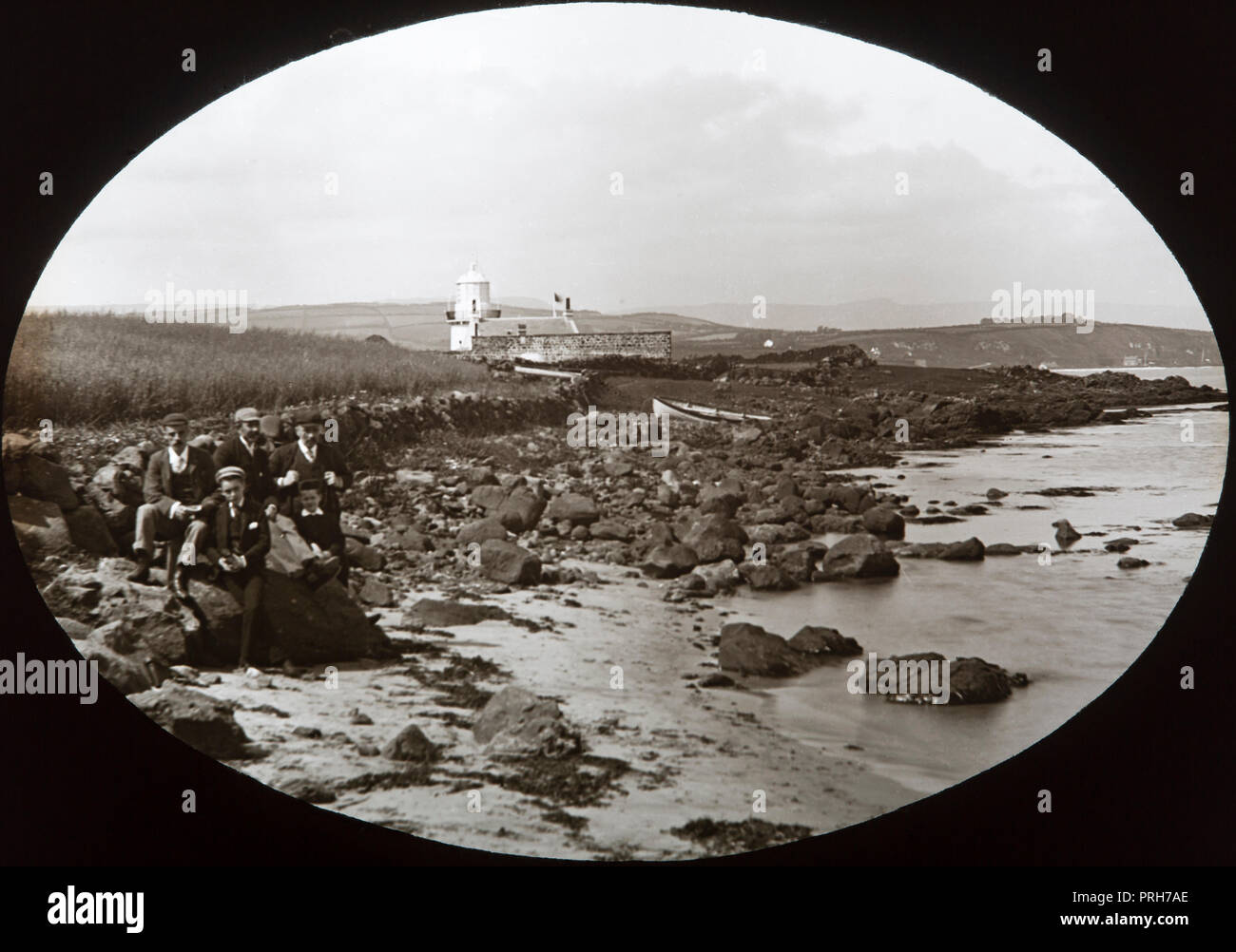 Inizio del XX secolo la fotografia di un gruppo di persone sulla costa della contea di Antrim in Irlanda del Nord. Foto Stock