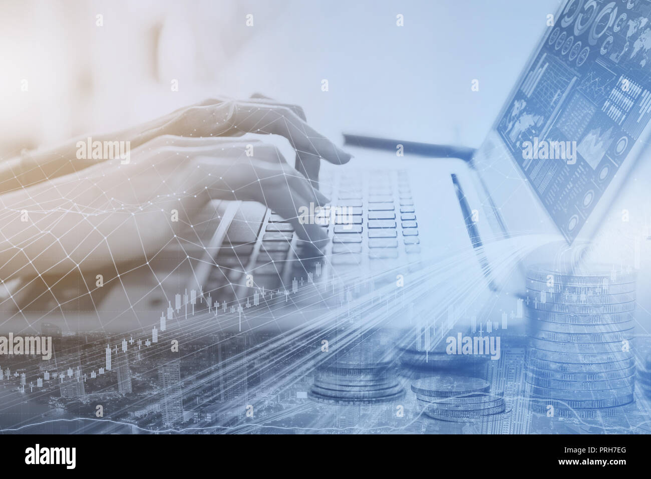 La gente di affari mano digitando su computer portatile ufficio tastiera lifestyle overlay con città e grafico finanziario. Foto Stock