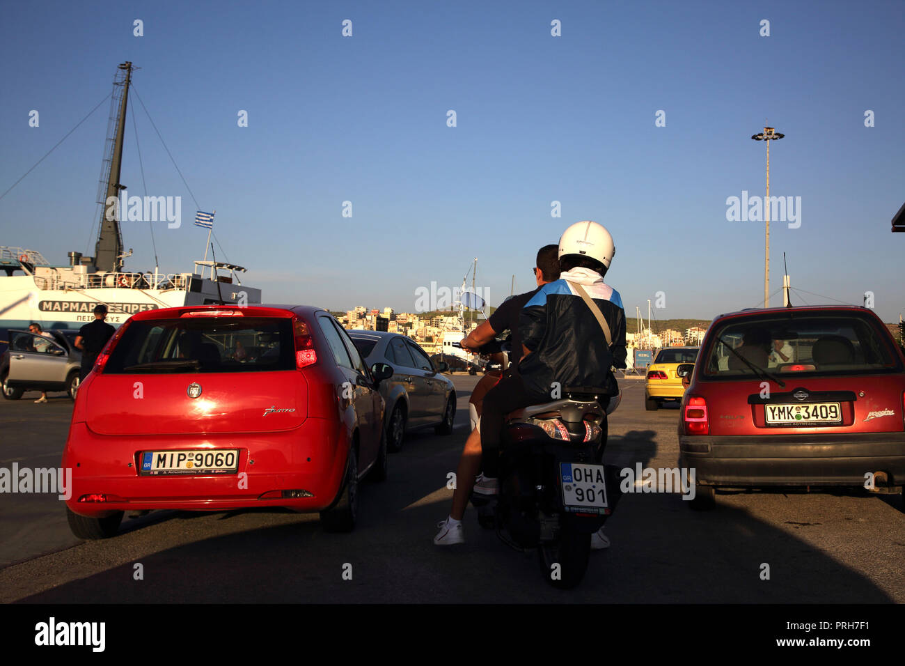 Lavrio Port Attica Grecia auto e moto in attesa a salire a bordo del traghetto Foto Stock