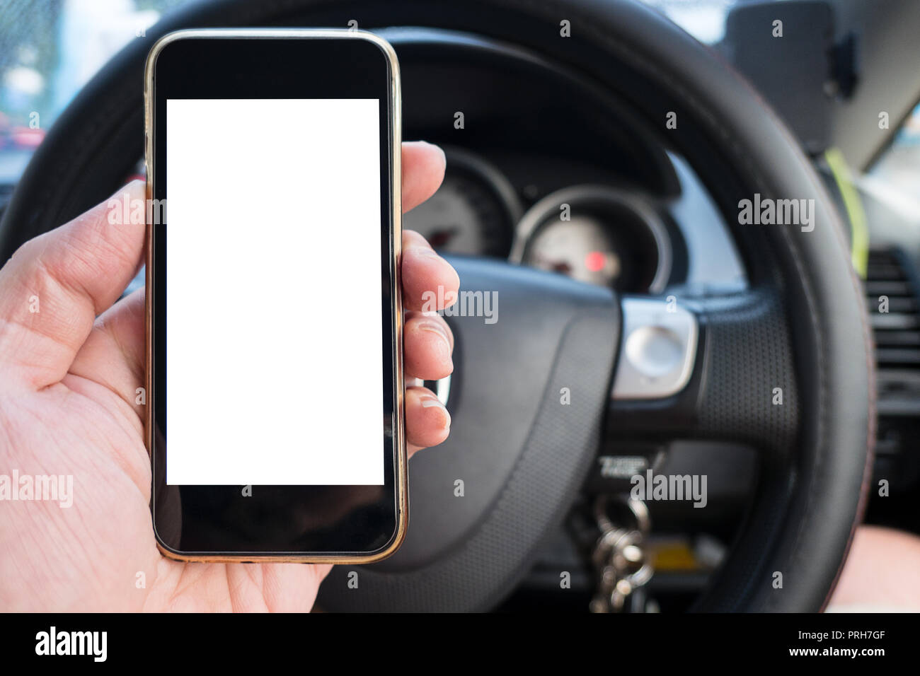 Tenere in mano lo smartphone schermo vuoto mentre si guida un'auto Smart di dispositivo del veicolo concept Foto Stock