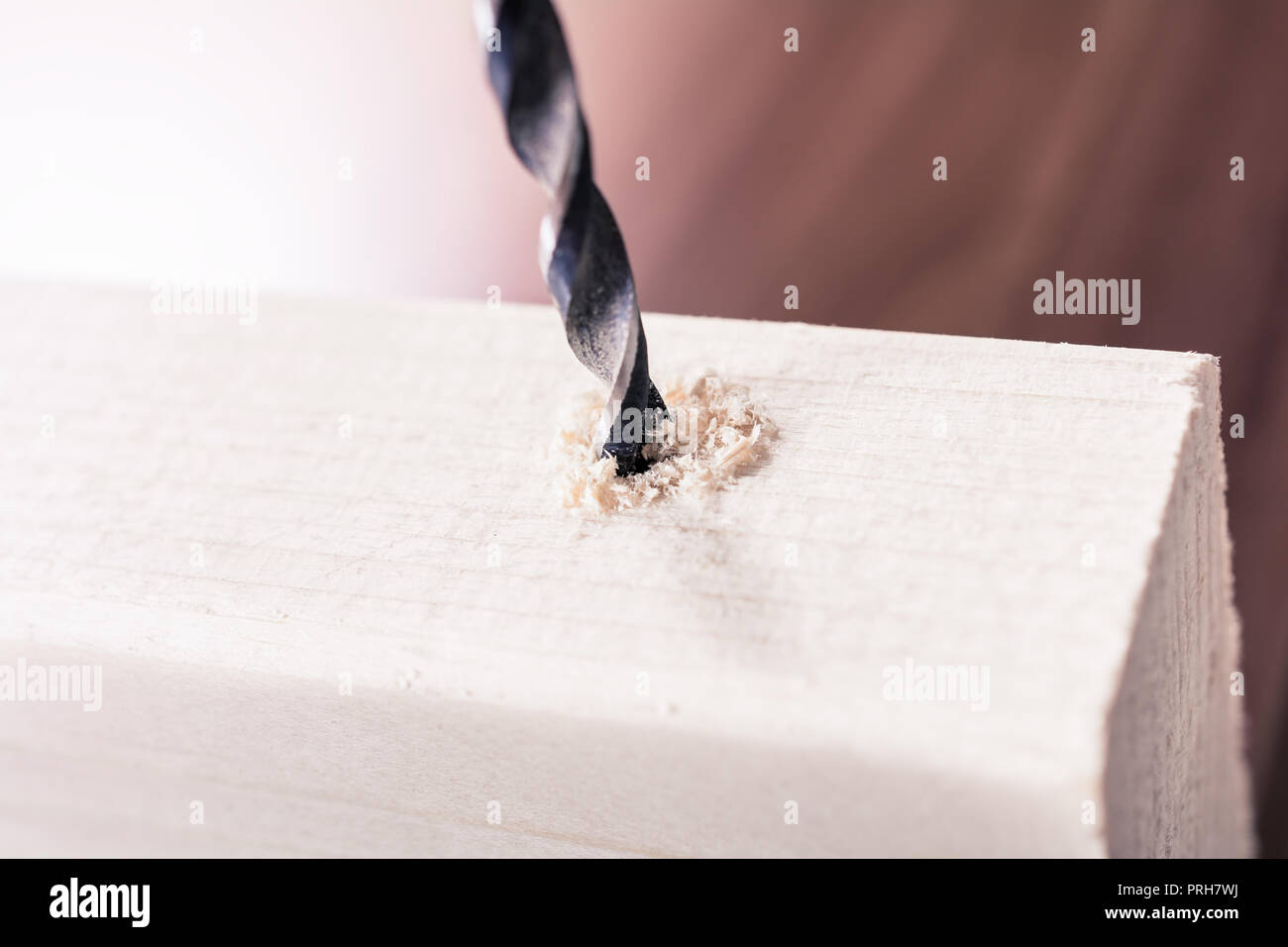 Artigiano Driilling un foro in un pezzo di legno Foto Stock