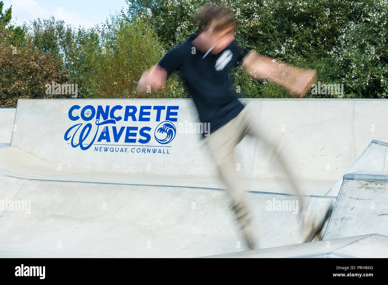 Attività di skateboard in calcestruzzo onde in Newquay in Cornovaglia. Foto Stock