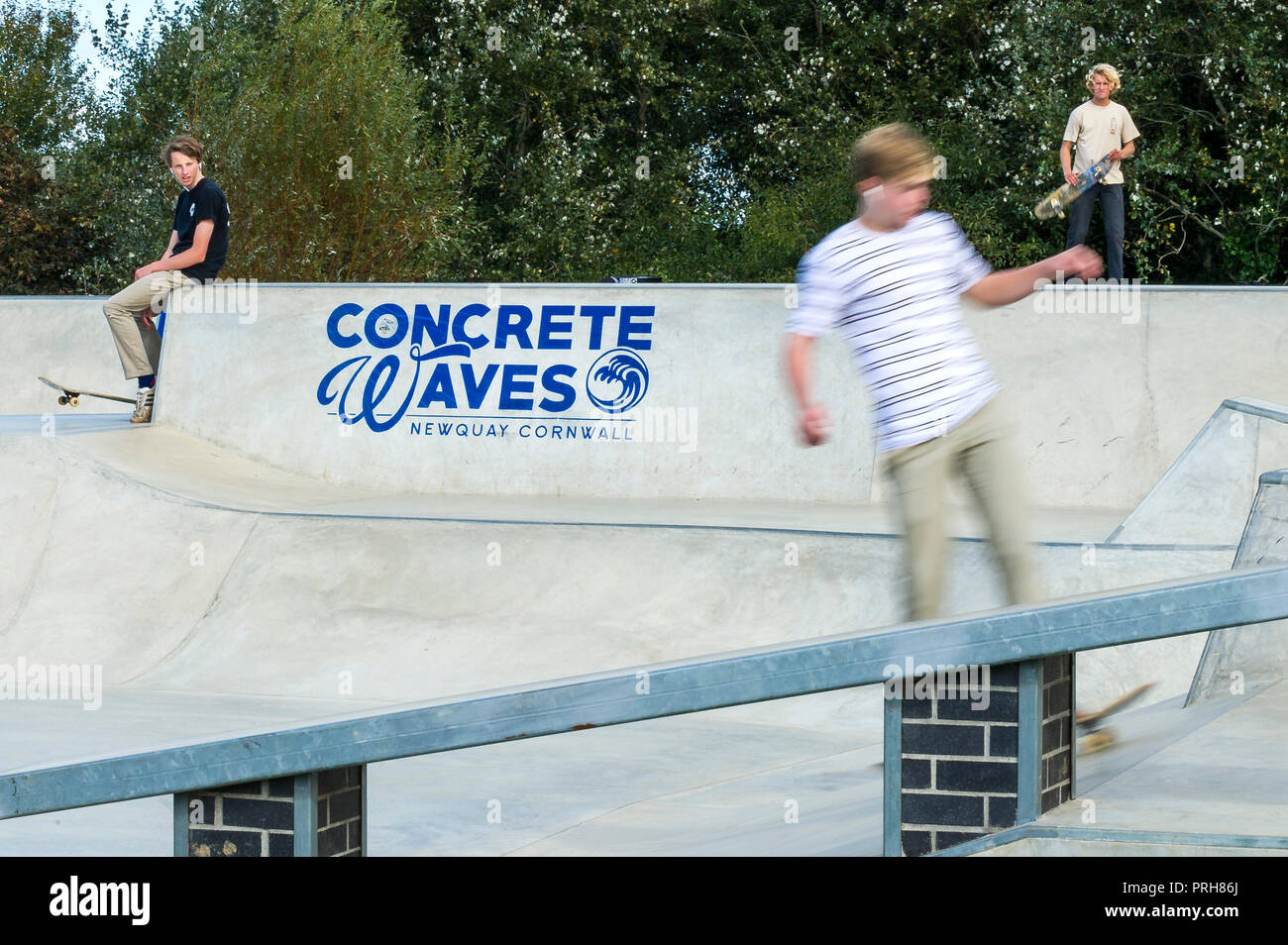 Attività di skateboard in calcestruzzo onde in Newquay in Cornovaglia. Foto Stock