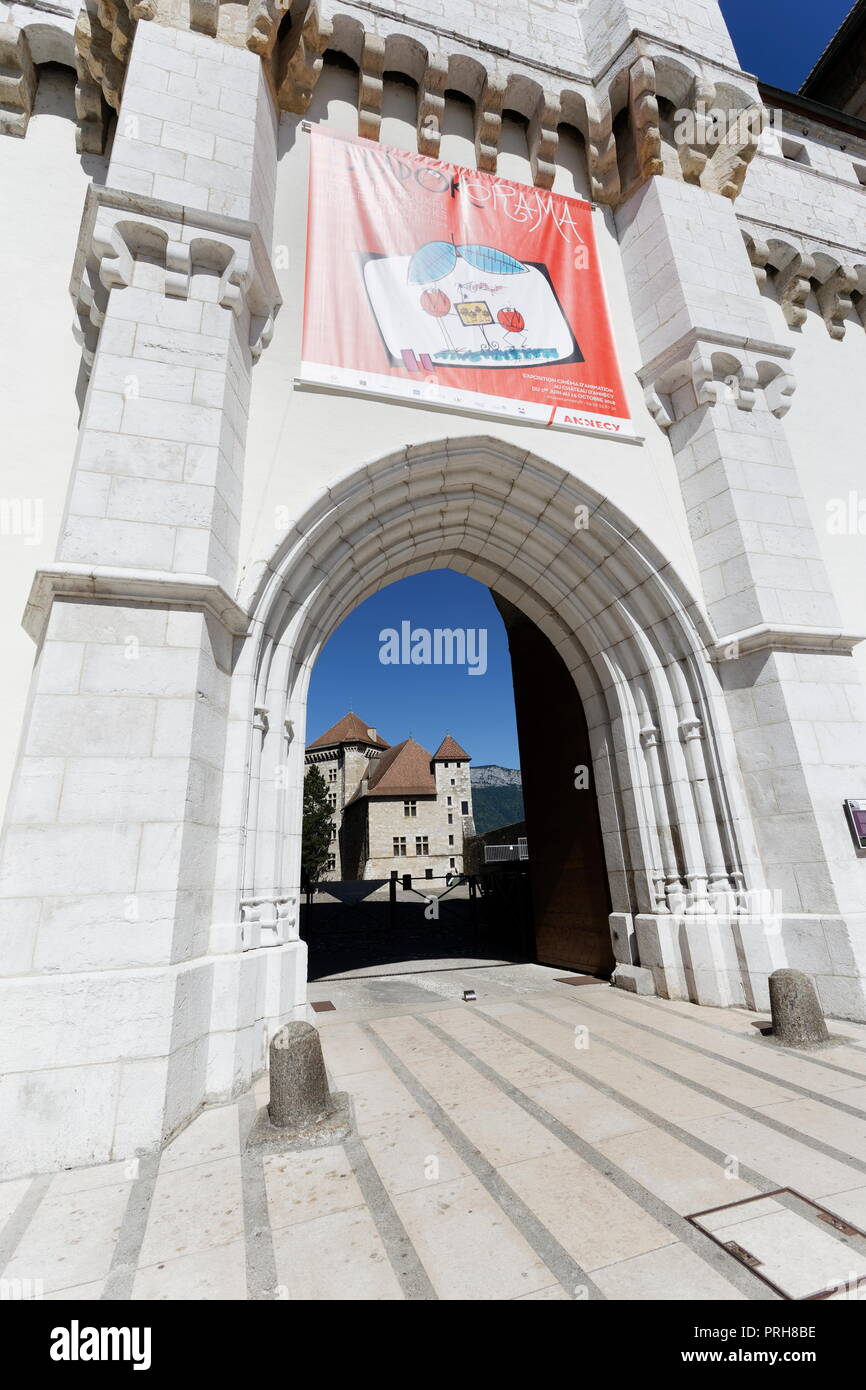 Il Château d'Annecy incorniciato attraverso un arco Annecy Francia Foto Stock