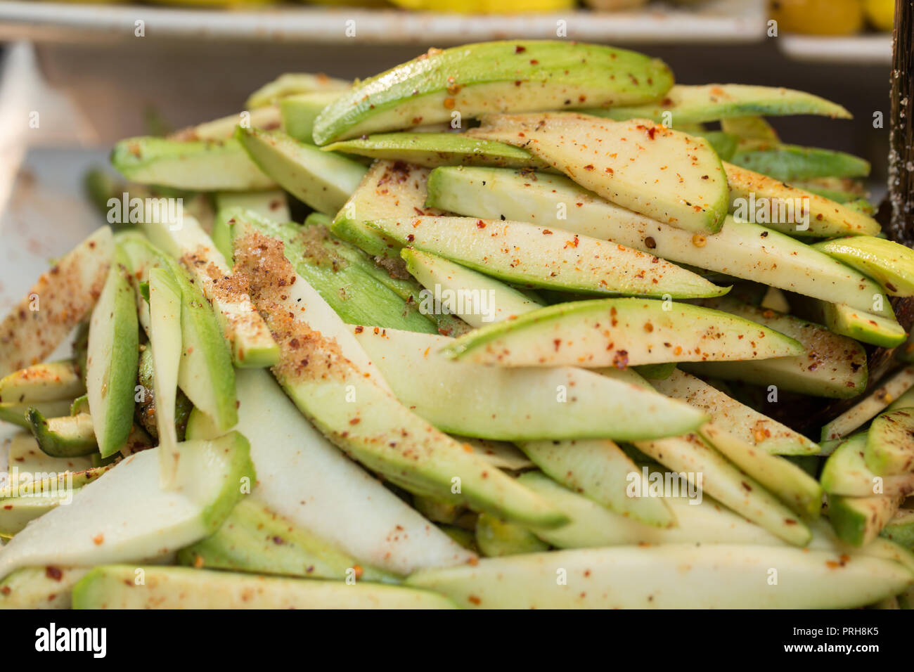 Il salato sour Mango pickle frutto prenotazione per snack ricetta street food in Thailandia. Foto Stock