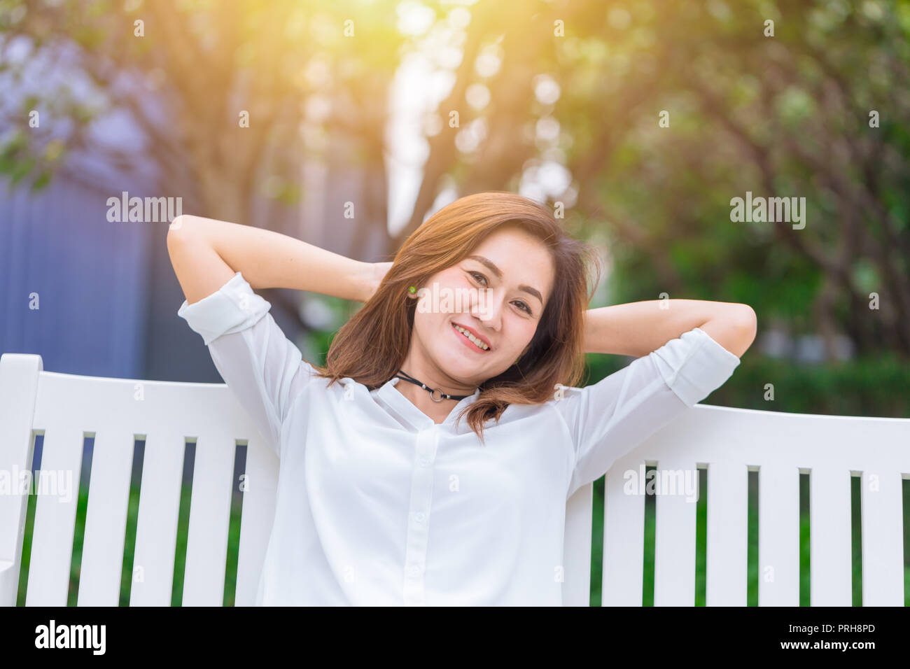 Libertà tempo libero ragazza asiatica seduta con libera espressione felice e sorridi con la vita Foto Stock