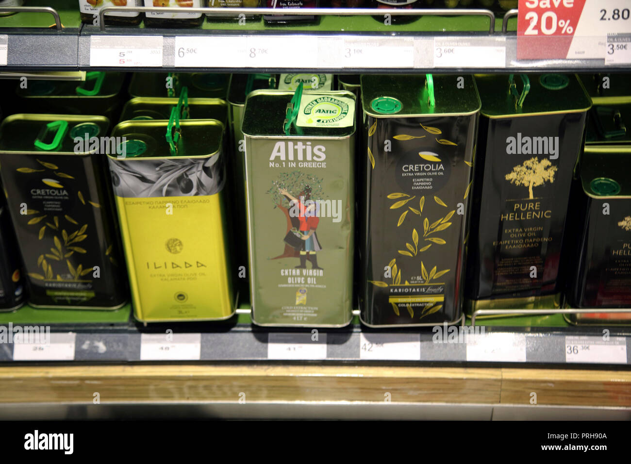 Atene Grecia Athens Airport Duty Free Hellenic cibo Gourmet Shop lattine di olio di oliva Foto Stock