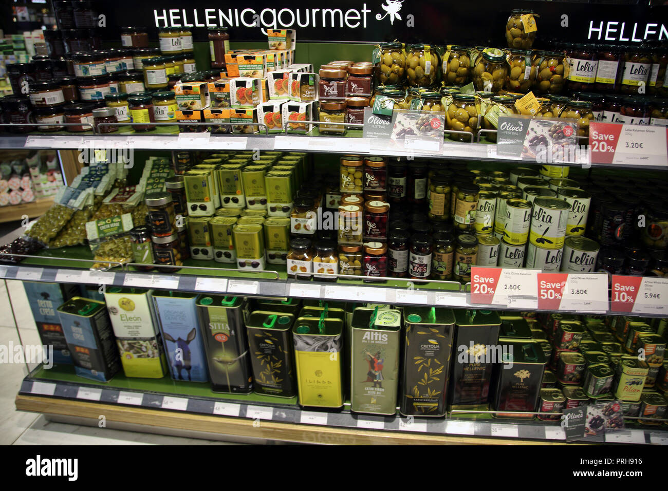 Atene Grecia Athens Airport Duty Free Hellenic cibo Gourmet Shop di olive e di olio di oliva Foto Stock