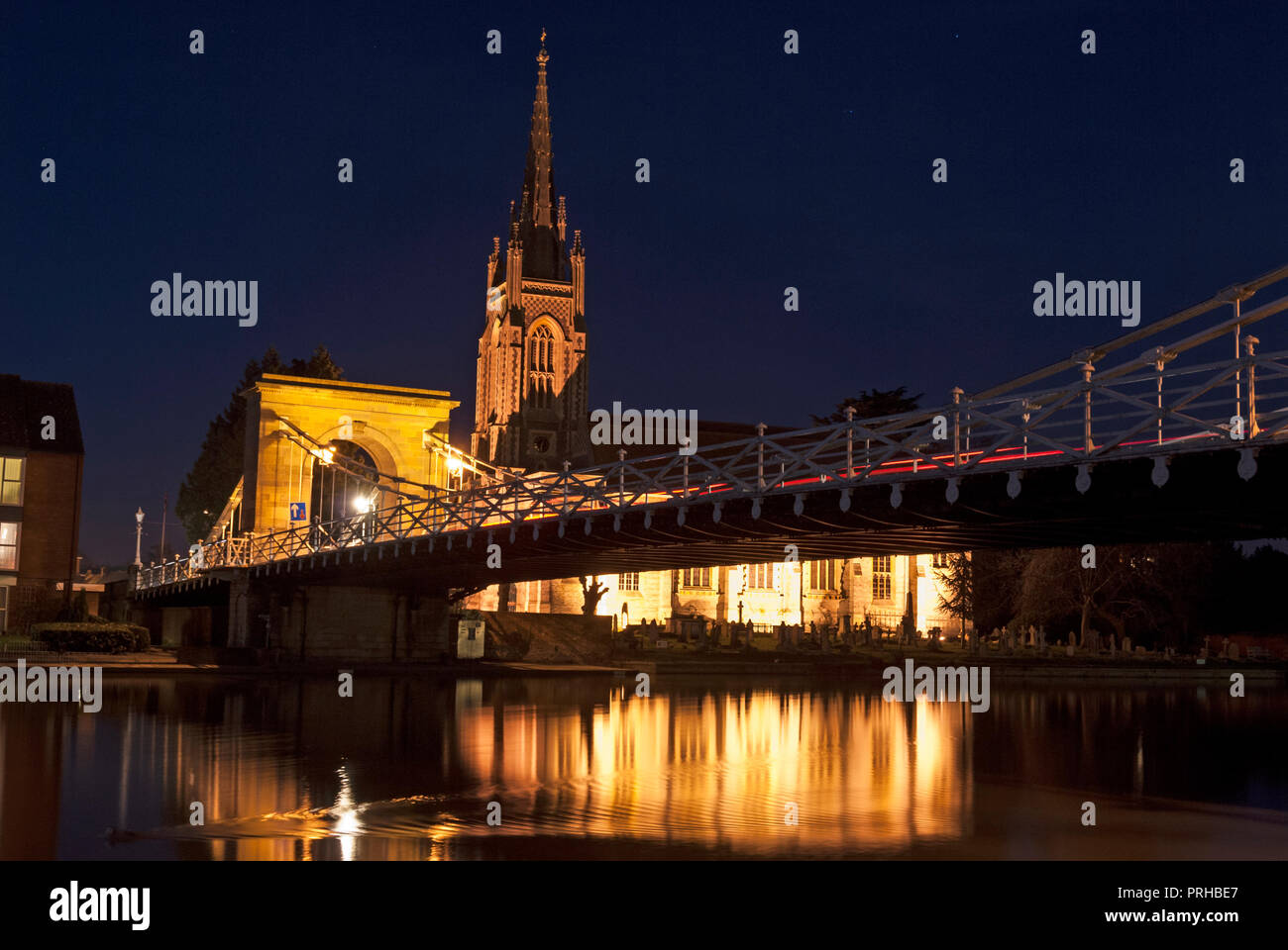 Ghiaccioli appesi da un gioielliere del negozio nella High Street a Marlow nel Buckinghamshire, Gran Bretagna Foto Stock