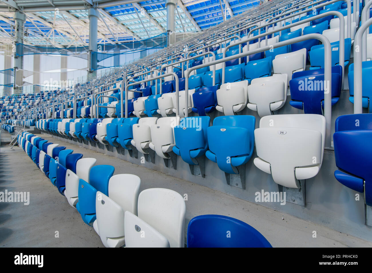 Sedili blu sulle tribune dello stadio. Foto Stock