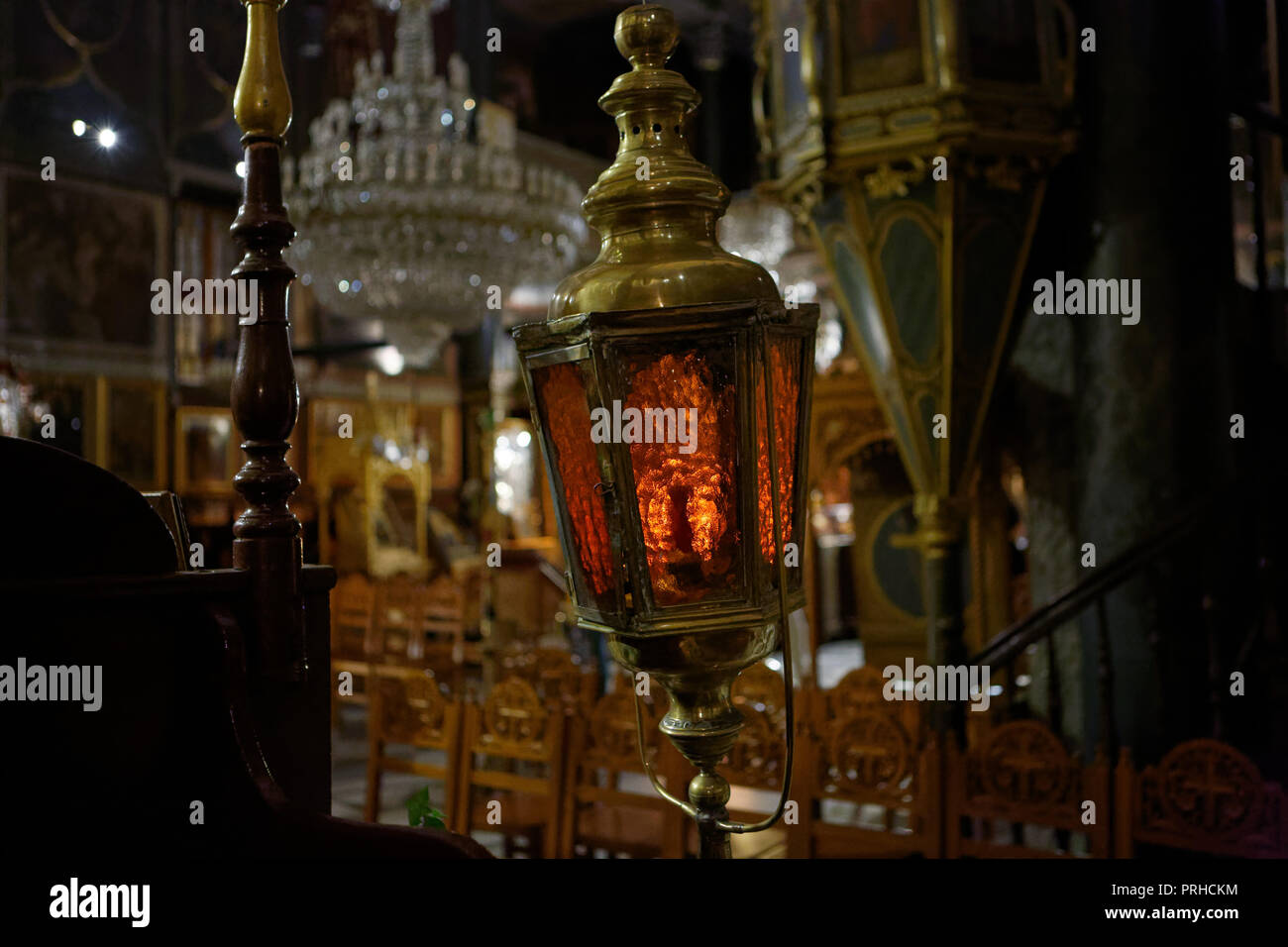 Veglia di appendere la lampada in una chiesa ortodossa orientale. Foto Stock