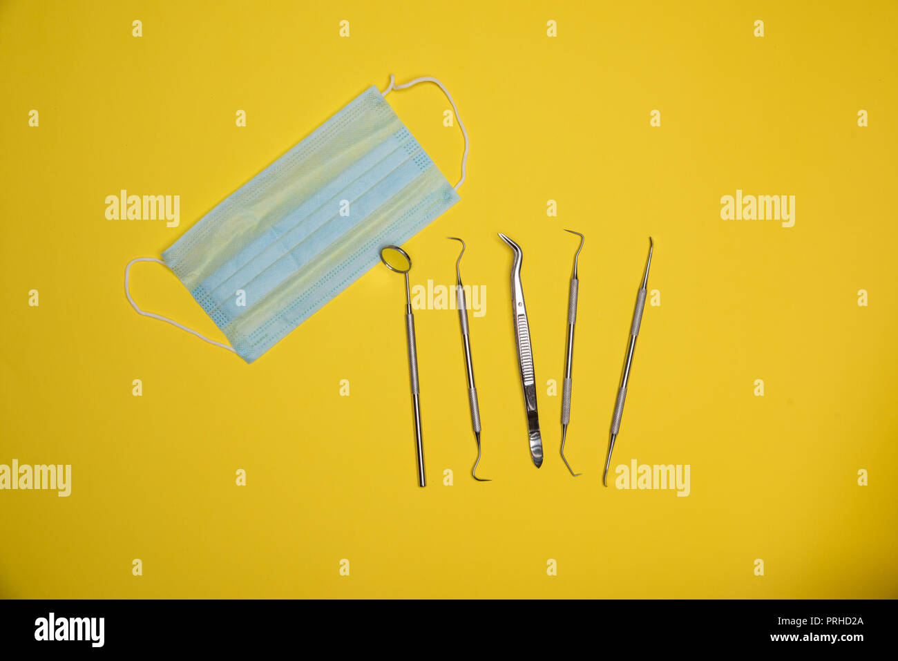 Igiene dentale Kit anti nebbia specchio, Raschiatore del tartaro dentale, Pick, Scaler e forcipi. Utensili per uso personale Foto Stock