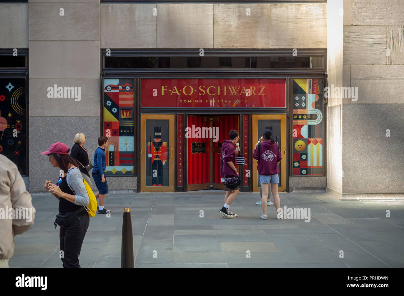 Segnaletica in Rockefeller Plaza di New York annuncia il ritorno imminente nel novembre del giocattolo emporium FAO Schwarz, visto su Domenica, Settembre 30, 2018. Tre anni dopo aver chiuso le sue porte sulla Quinta Avenue il rivenditore è stato riesumato da ThreeSixty Group che ha acquistato il marchio da Toys R Us nel 2016. (© Richard B. Levine) Foto Stock