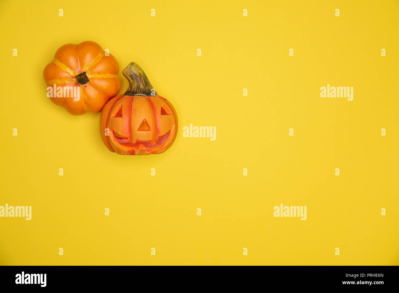 Halloween zucca scolpita divertenti e simpatici volti. In autunno la tradizione e il simbolo. Foto Stock