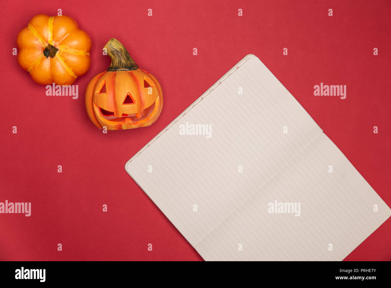 Halloween zucca scolpita divertenti e viso carino lungo con piena intatto zucca lungo le note Foto Stock