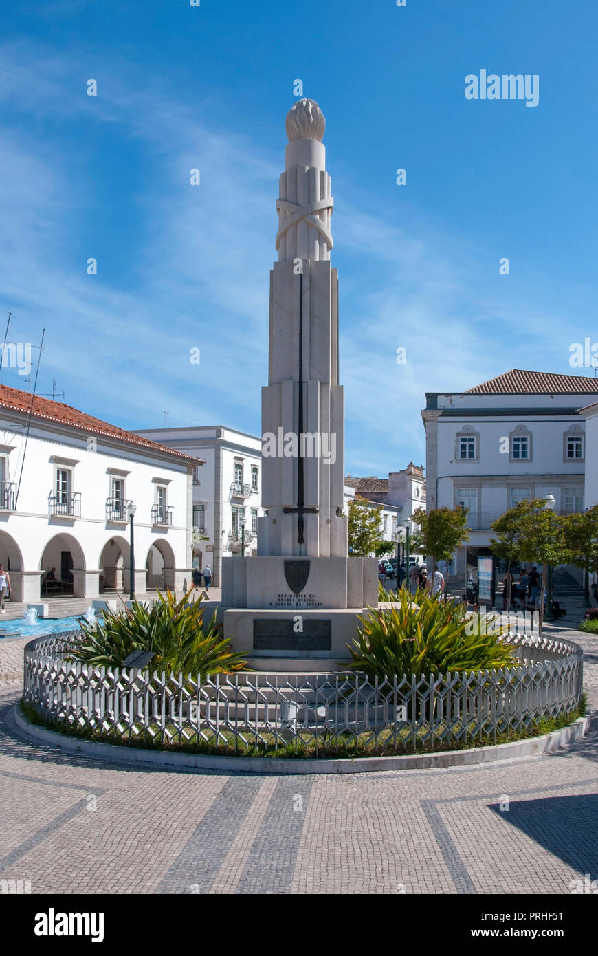Marmo bianco memoriale per i morti della Grande Guerra Piazza della Repubblica città di Tavira portogallo bella bianca pietra di marmo war memorial monument cenotafio Foto Stock