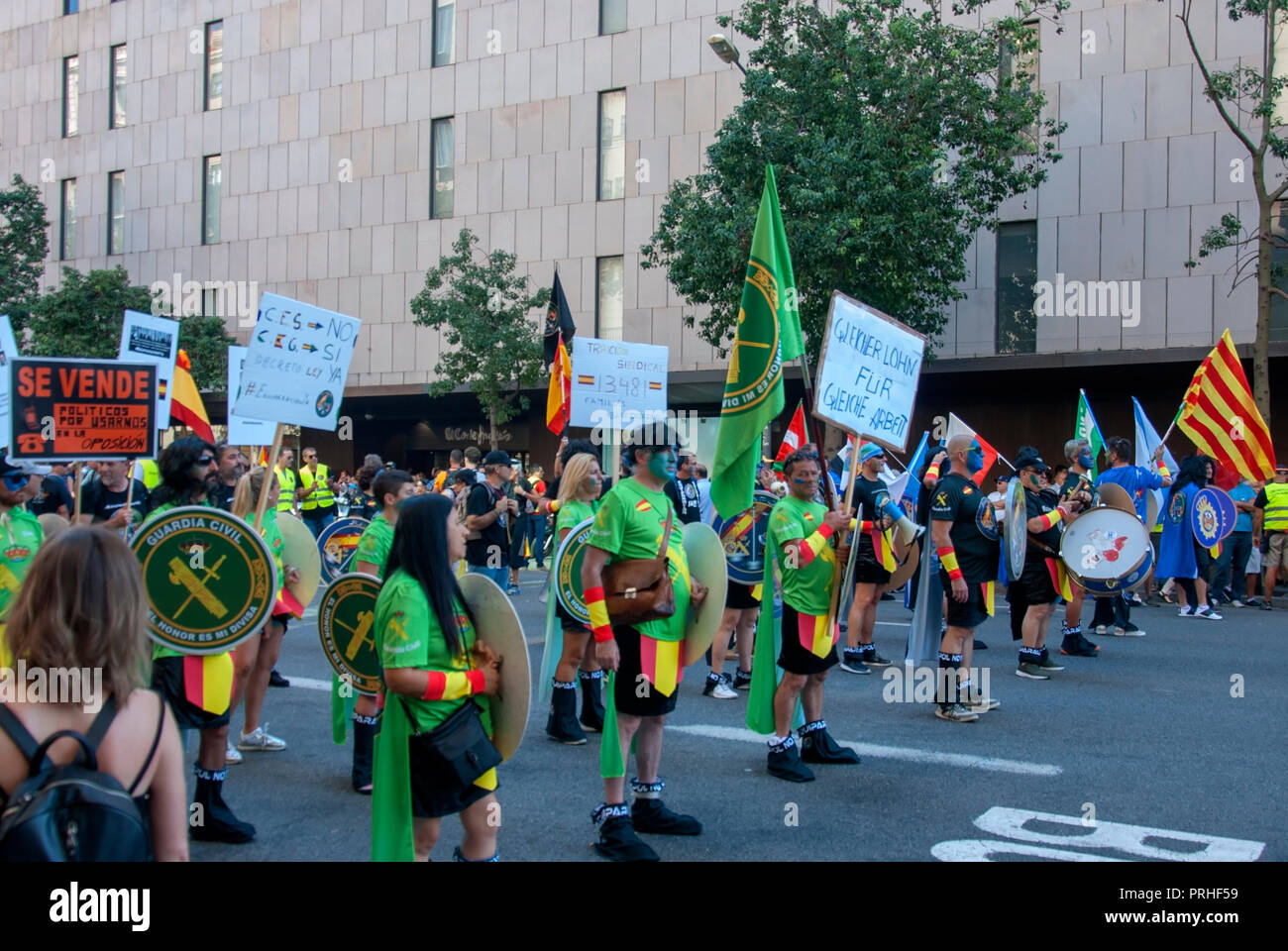 Lo spagnolo della polizia e della Guardia Civil la parità di retribuzione dimostrazione Ronda Sant Pere Barcellona Spagna poliziotti spagnoli femminile della Guardia civil dipendenti demonstrato Foto Stock