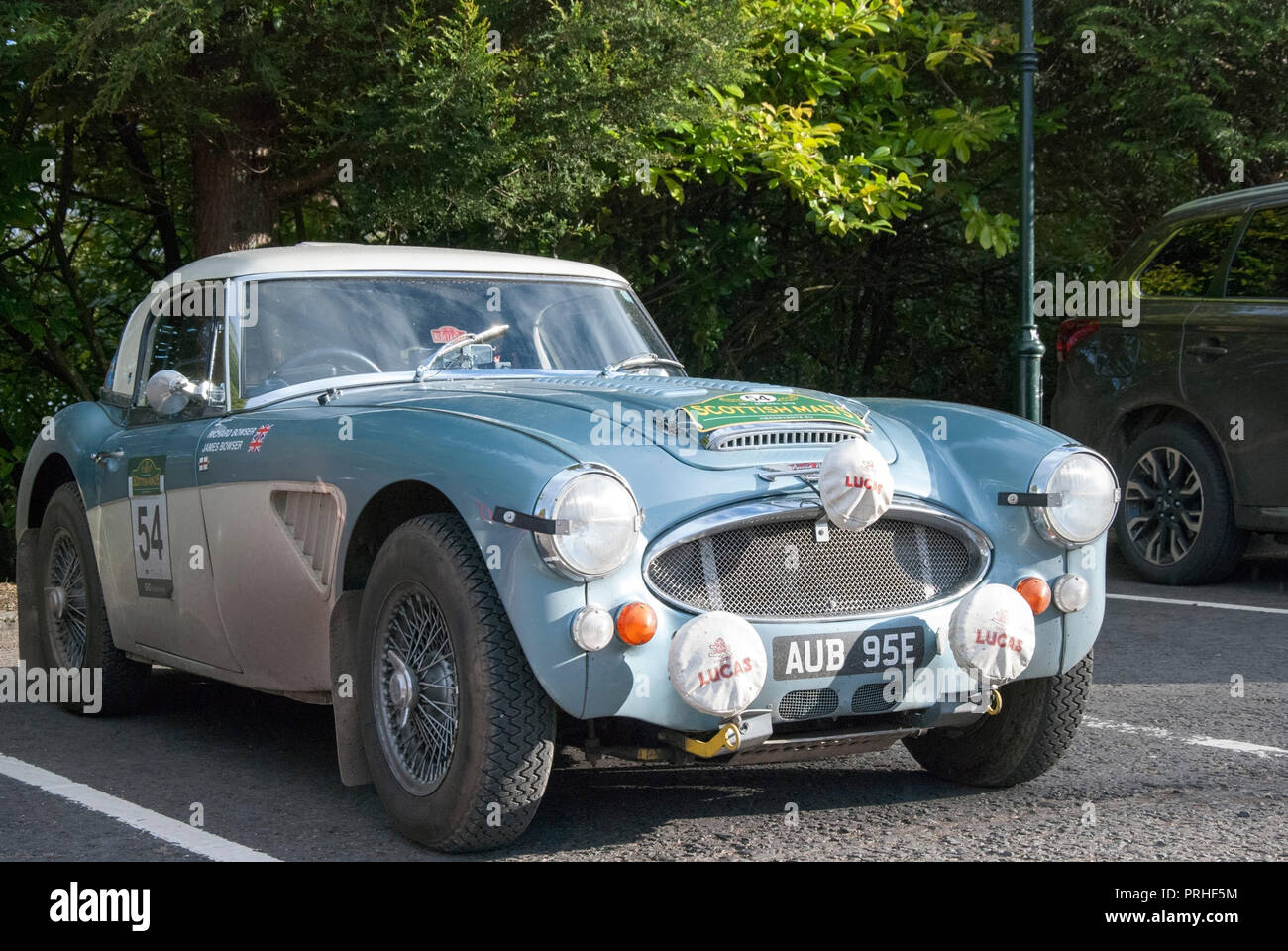 1967 blu e bianco Austin Healey 3000 Mk III Classic auto sportive fuorigioco anteriore lato destro driver vista laterale del 1967 blu e bianco Austin Healey 3000 Foto Stock