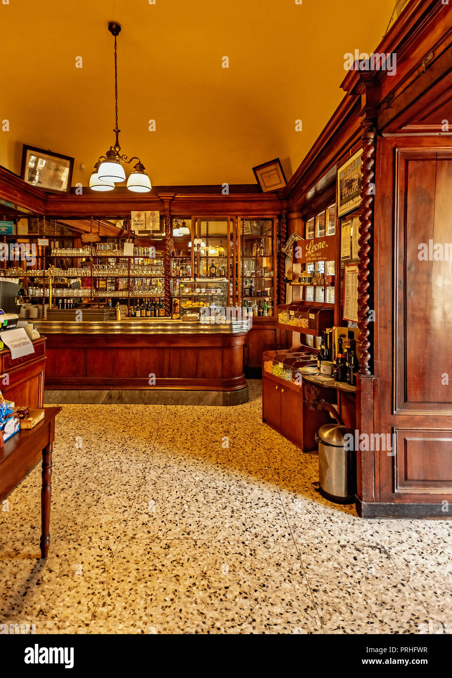 Italia Piemonte Vercelli Piazza Cavour storico caffè Taverna & Tarnuzzer Foto Stock