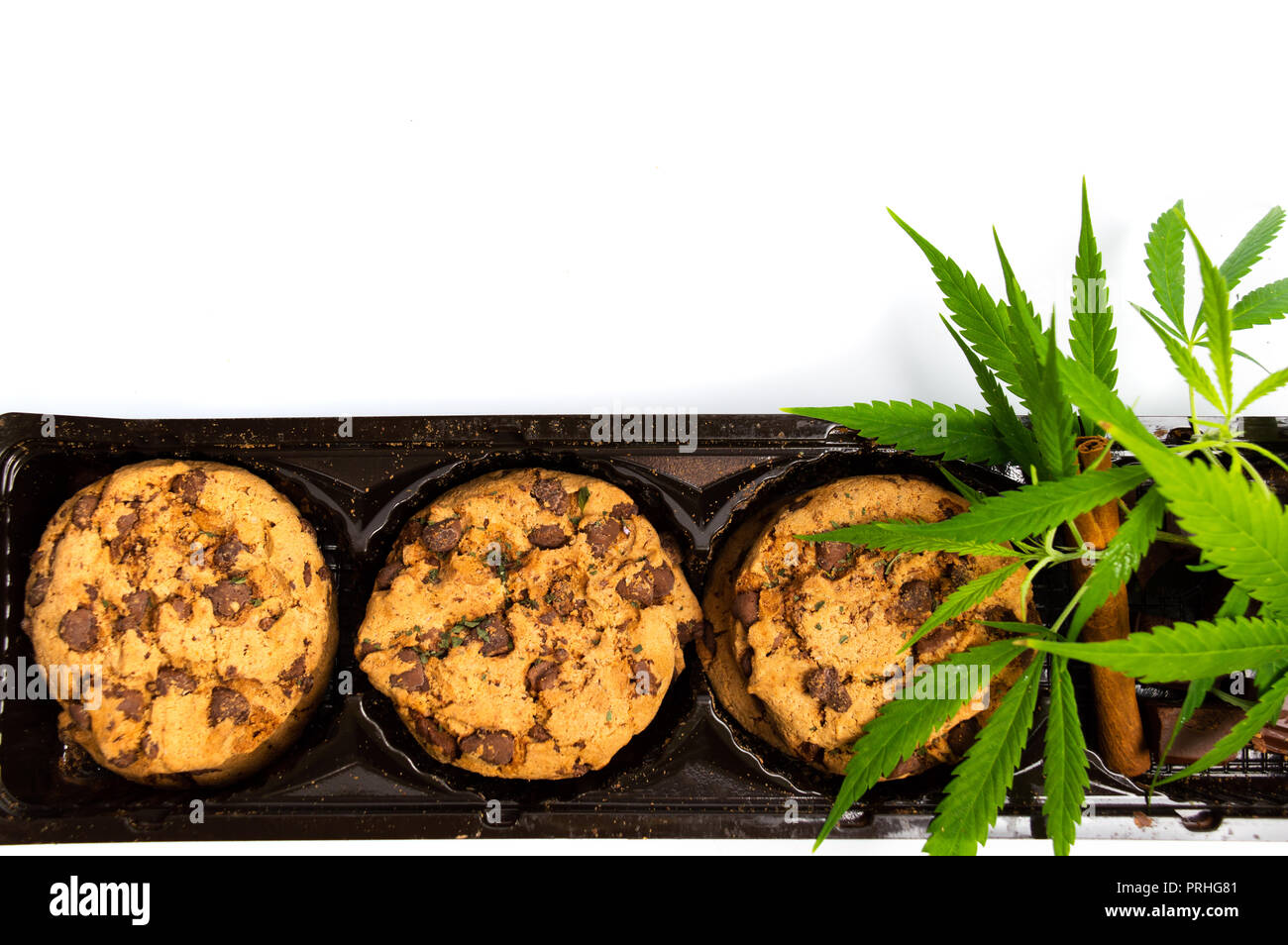 I cookie di integrale con la marijuana isolati su sfondo bianco Foto Stock