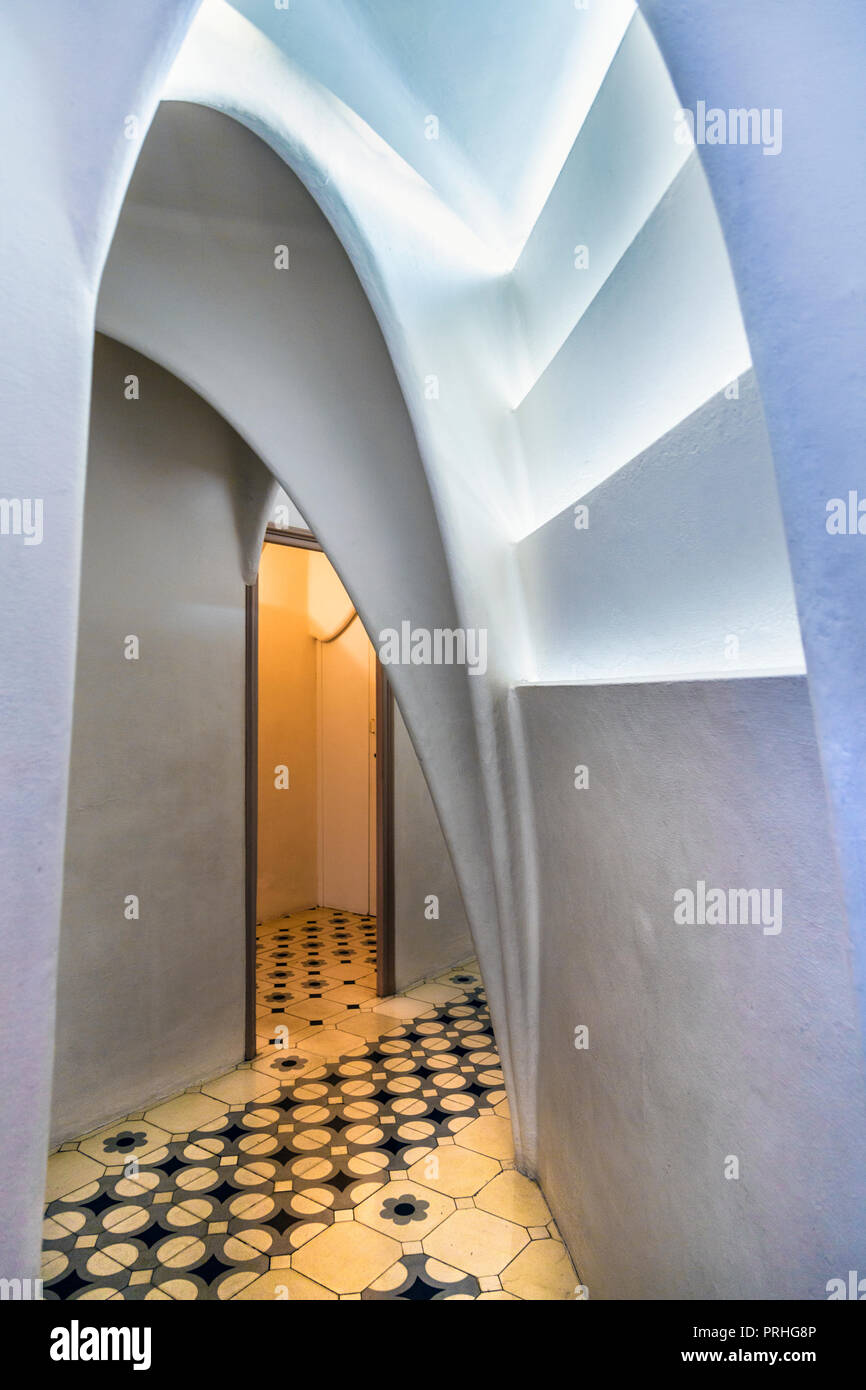 Interno dell'attico loft all'interno di Casa Batlló di Antoni Gaudi, Barcellona, Spagna Foto Stock