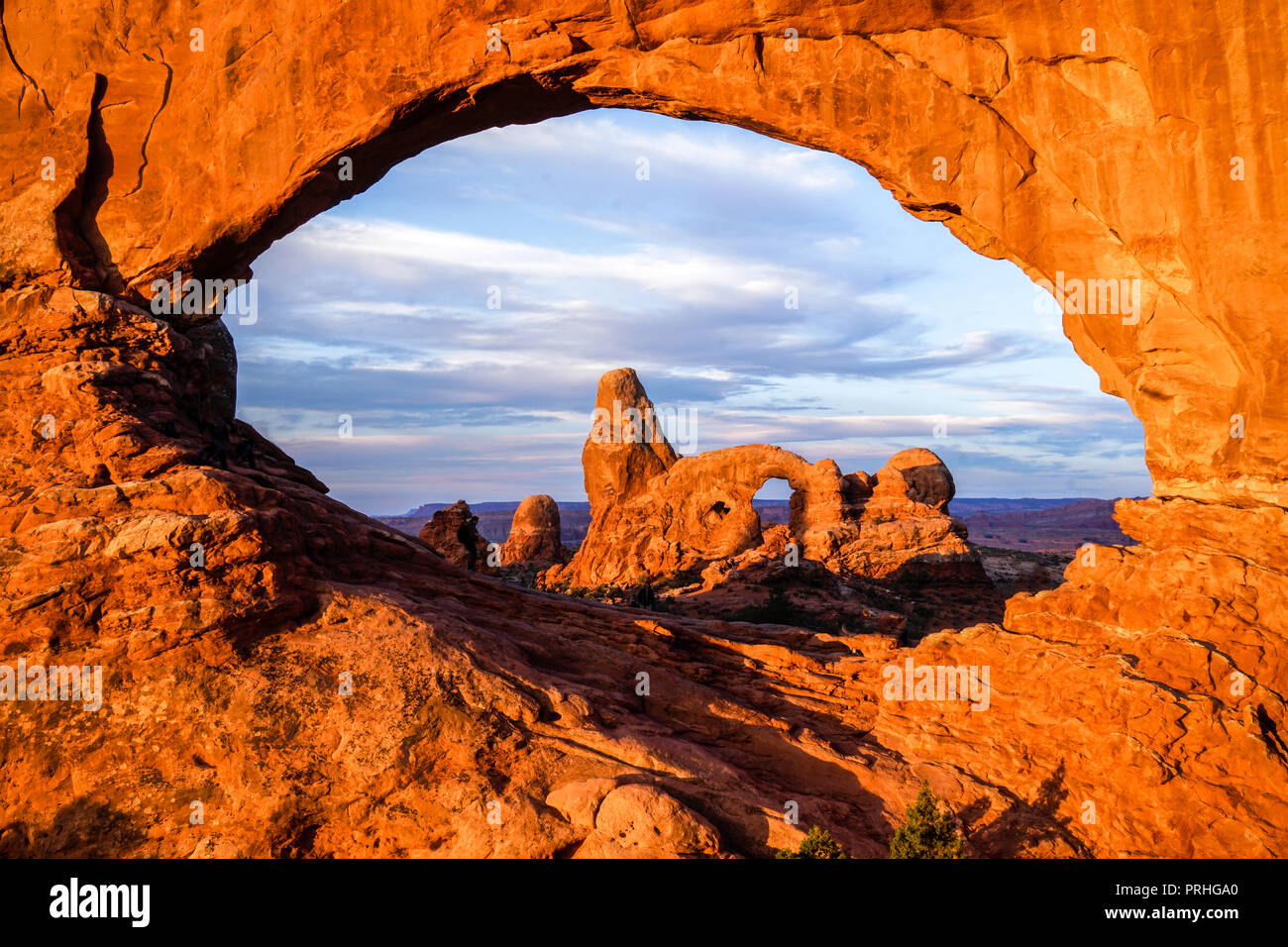La torretta Arch attraverso la finestra del Nord presso sunrise, Arches National Park, Utah Foto Stock