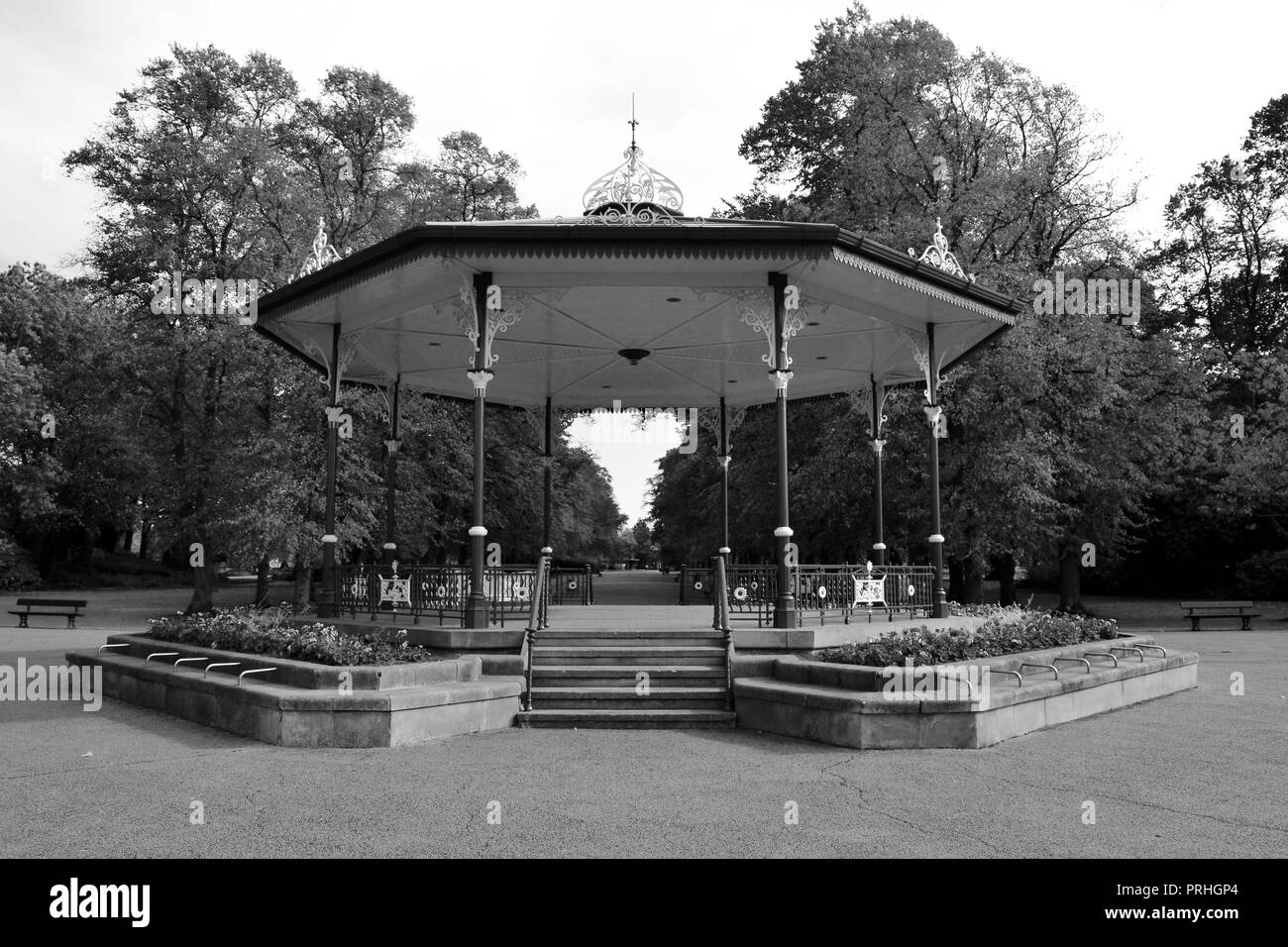 In bianco e nero di moody immagini della tradizionale Bandstand a Ropner Park, Stockton-on-Tees in un assolato pomeriggio d'autunno. Foto Stock