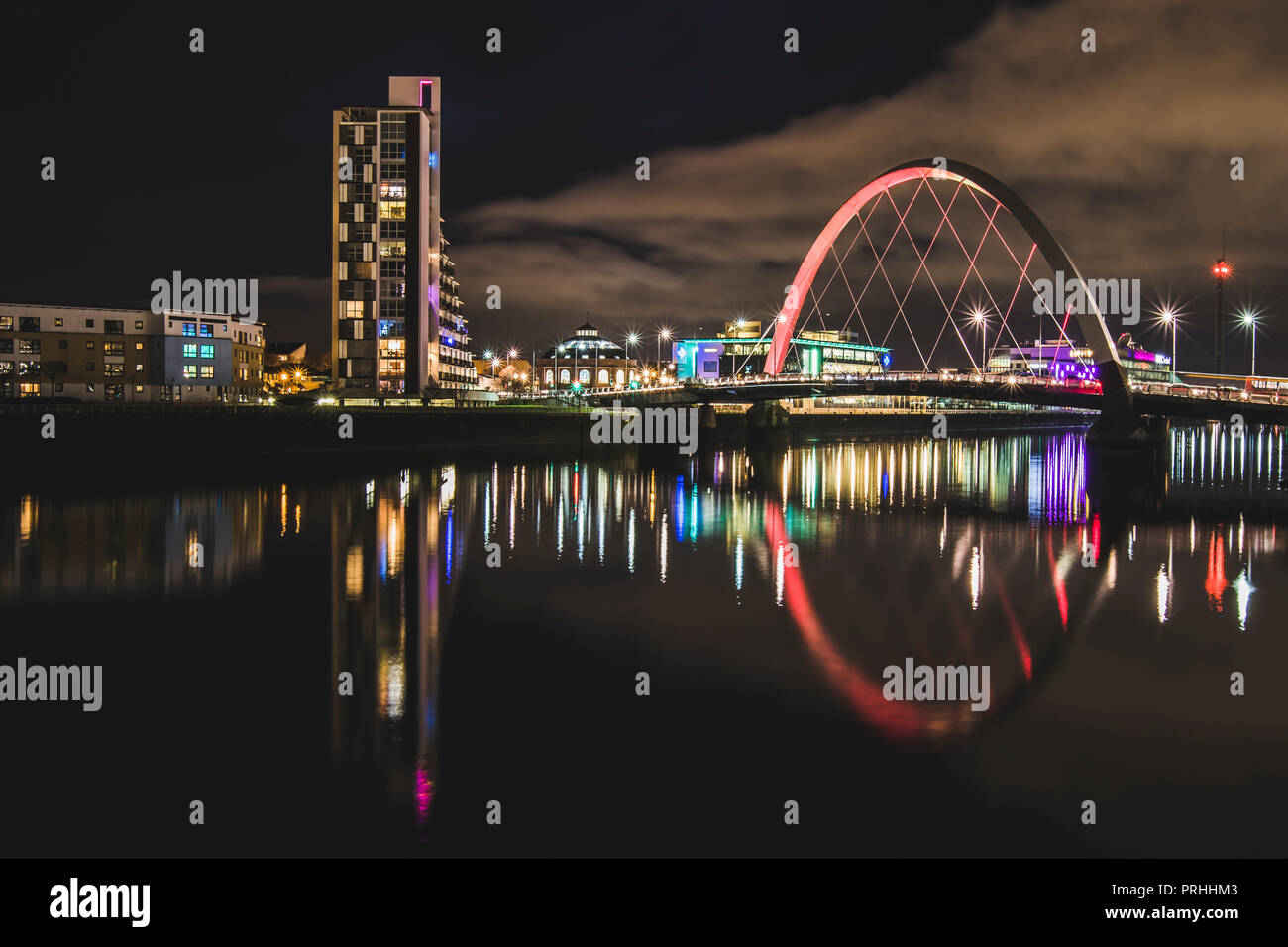 Il Clyde Arc e riflessi di luce di notte, Glasgow Scozia Scotland Foto Stock
