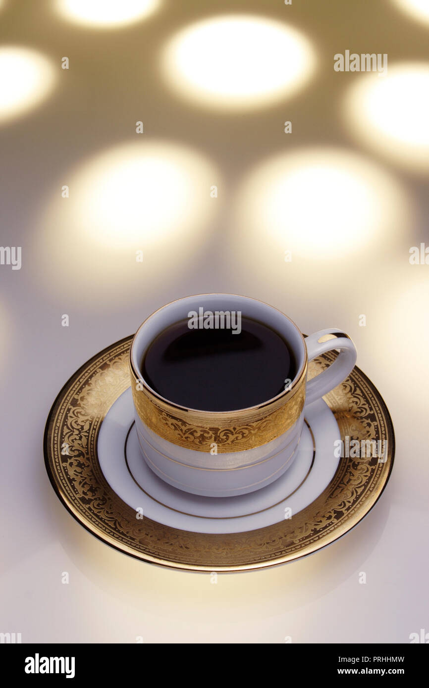 Caffè normale in una coppa ornata contro uno sfondo bianco Foto stock -  Alamy