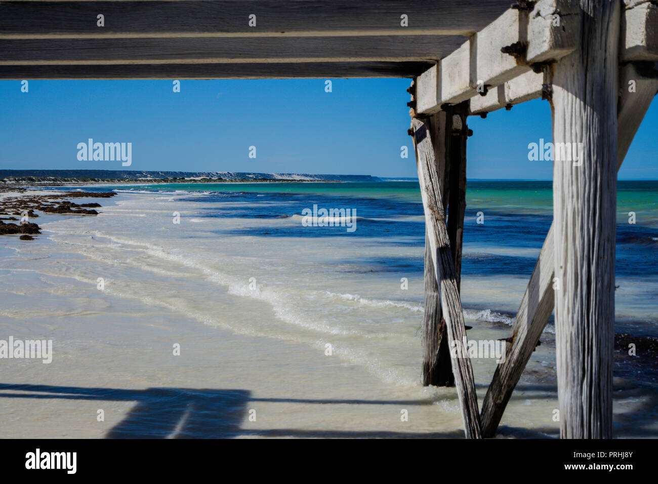 Le rovine del vecchio e storico pontile in legno sulla costa al Eucla Australia Occidentale Foto Stock