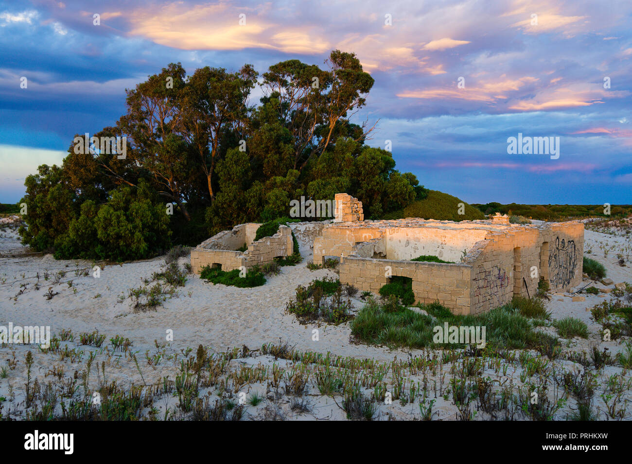 Le rovine della storica Eucla la stazione del telegrafo coperte con lo spostamento di sabbia battente. Nullabor Plain Australia Occidentale Foto Stock