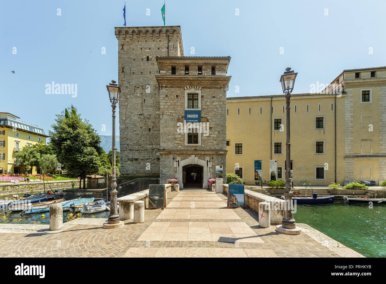 RIVA DEL GARDA, Italia - 10 luglio 2015: la vista del castello di Scaligero, famoso punto di riferimento sul Lago di Garda Foto Stock