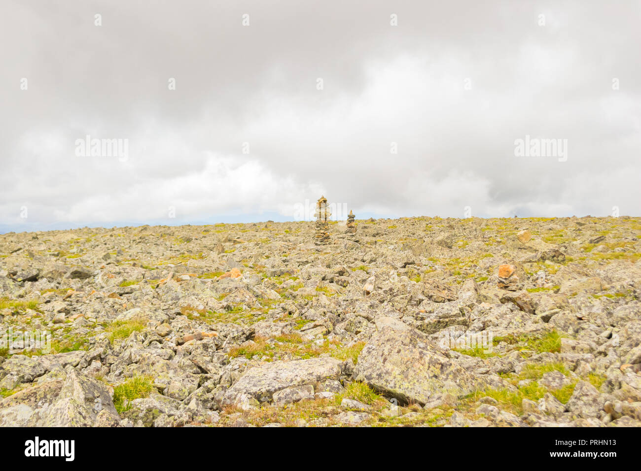 Due cairns costituito da ogni altro sulla cima di una montagna in Altai per indicare il percorso e la strada per i viaggiatori a non perdersi in background di un Foto Stock