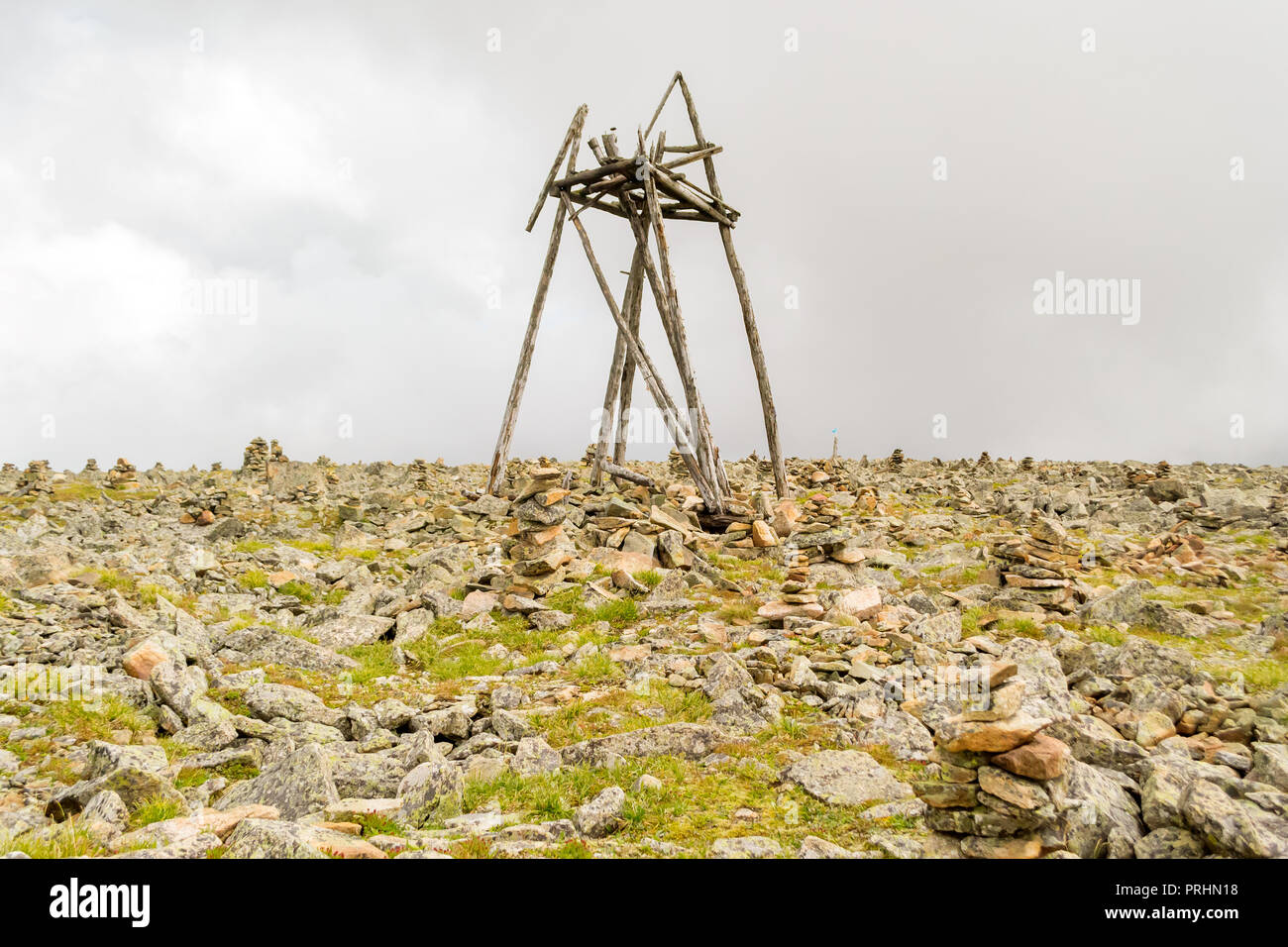 Cairns costituito da ogni altro sulla cima di una montagna in Altai per indicare il percorso e la strada per i viaggiatori a non perdersi in background di un larg Foto Stock