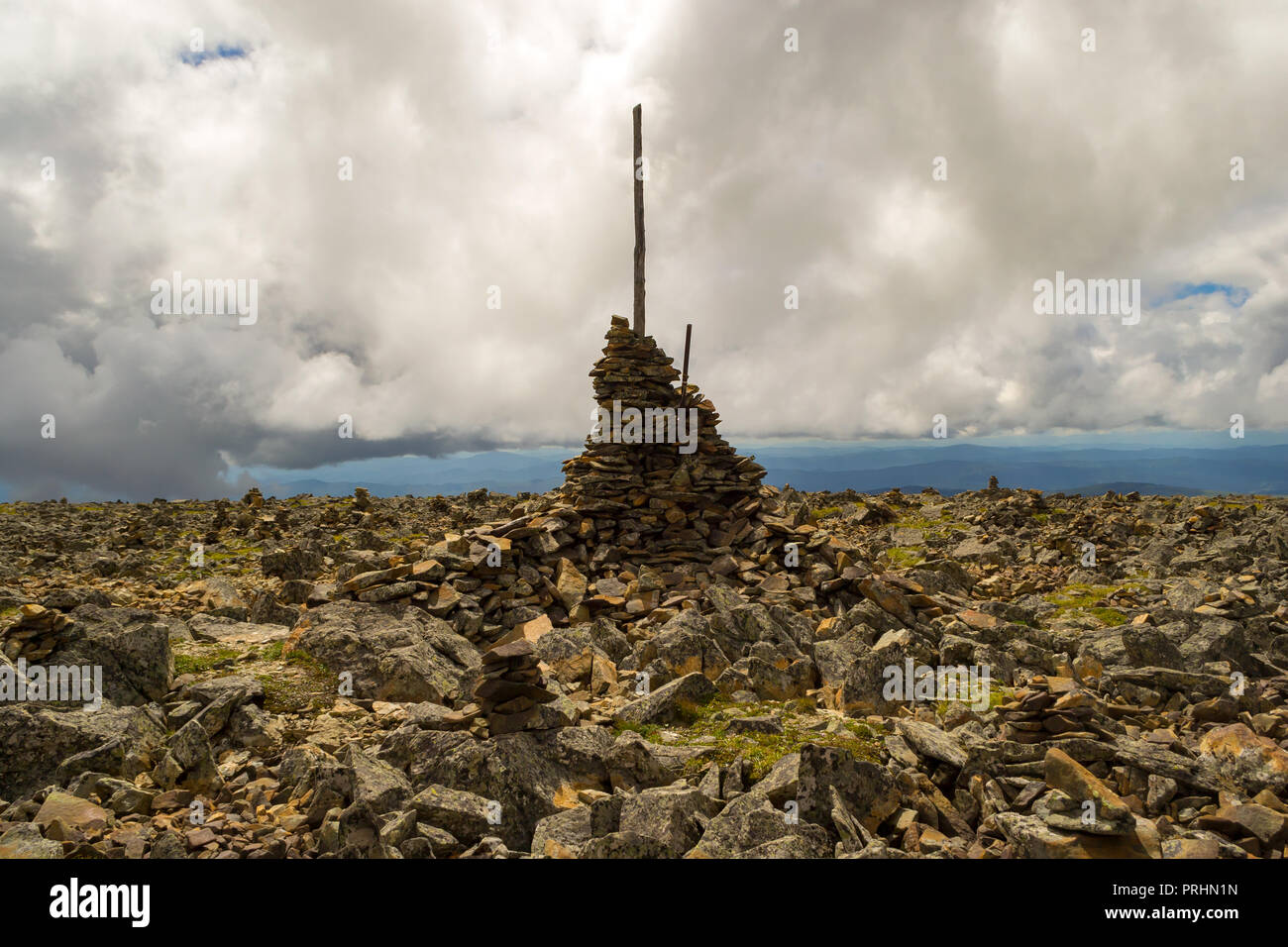 Сairn costituito da ogni altro sulla cima di una montagna in Altai per indicare il percorso e la strada per i viaggiatori a non perdersi in background di un grande Foto Stock