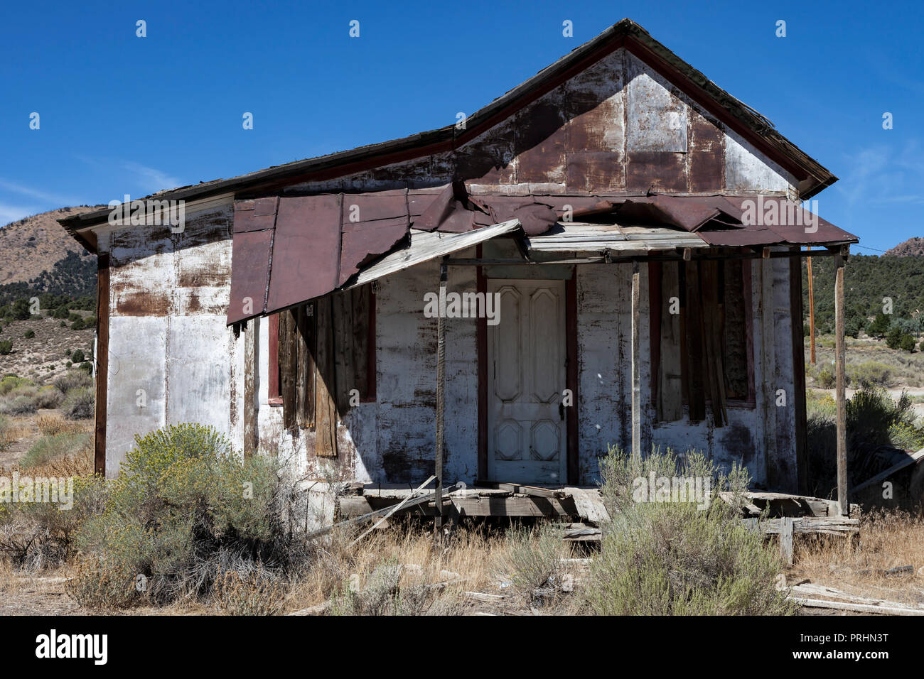 Una capanna abbandonata nella quasi città fantasma di Cherry Creek, Nevada. Foto Stock