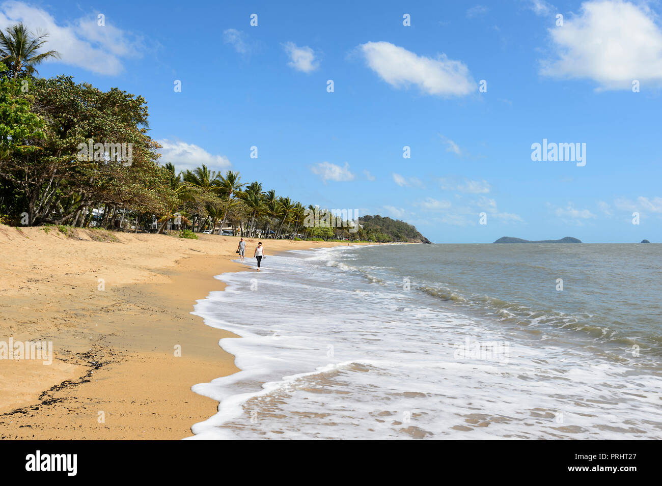 Paio di camminare sulla spiaggia di Trinity Beach, Cairns Northern Beaches, estremo Nord Queensland, FNQ, QLD, Australia Foto Stock
