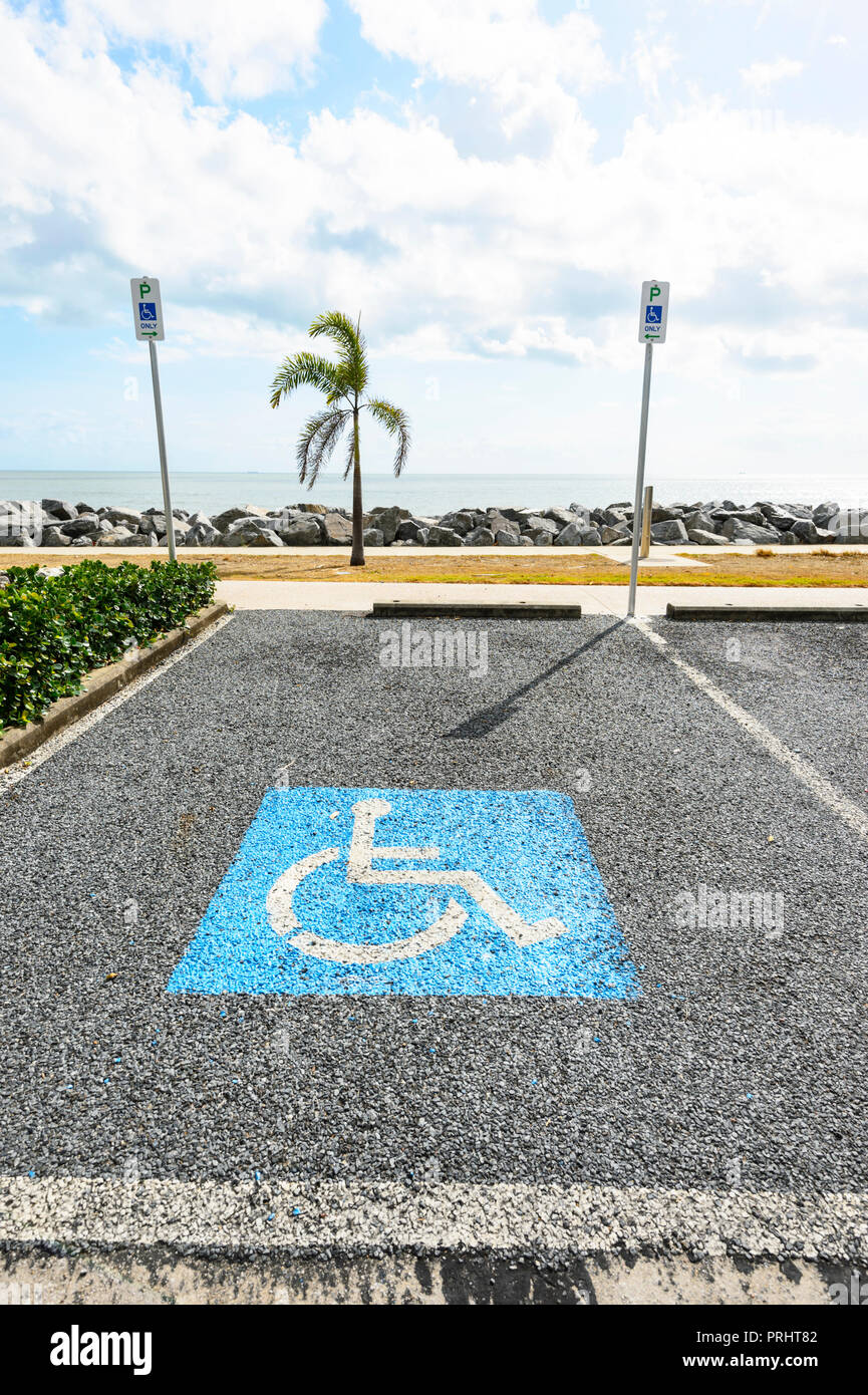 Parcheggio Disabili segno sulla strada sul lungomare di Machan's Beach Promenade, Cairns Northern Beaches, estremo Nord Queensland, FNQ, QLD, Australia Foto Stock