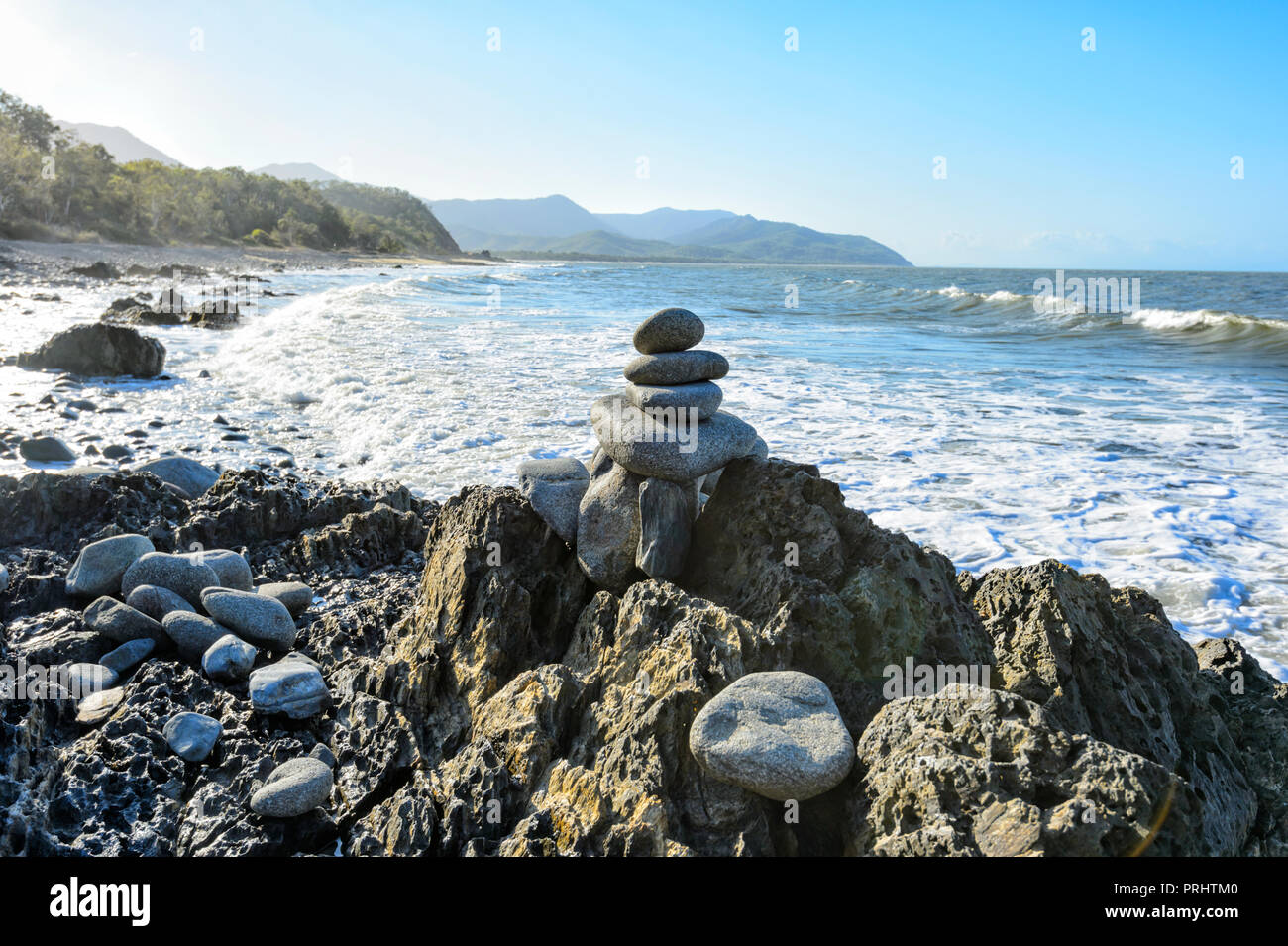 New Scenic 5 posti selvatici e aspre coste rocciose a Gatz rocce di bilanciamento, Wangetti, Cairns Northern Beaches, estremo Nord Queensland, FNQ, QLD, Foto Stock