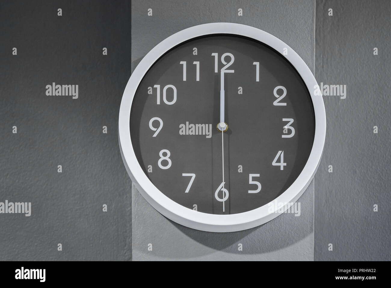 Un orologio che mostra a mezzogiorno Foto Stock