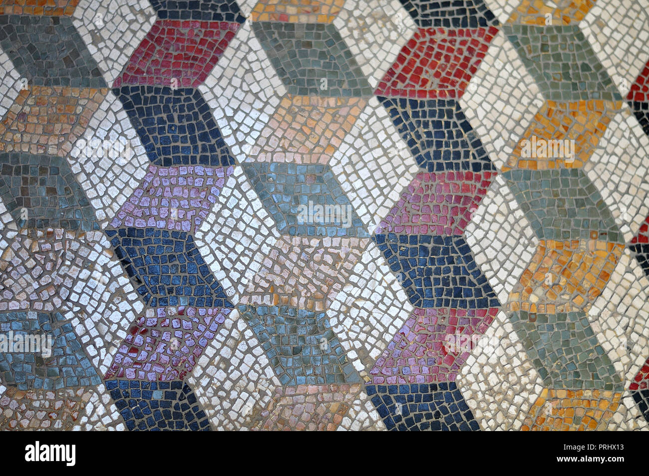 Romano antico pavimento a mosaico con motivo geometrico con bianco, blu,  rosso, giallo e piastrelle grigie Foto stock - Alamy