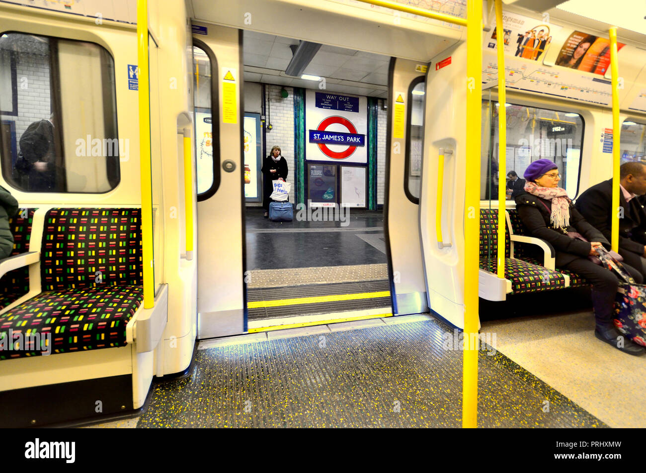 Treno del tubo con porte con apertura a St James Park stazione della metropolitana di Londra, Inghilterra, Regno Unito. Foto Stock