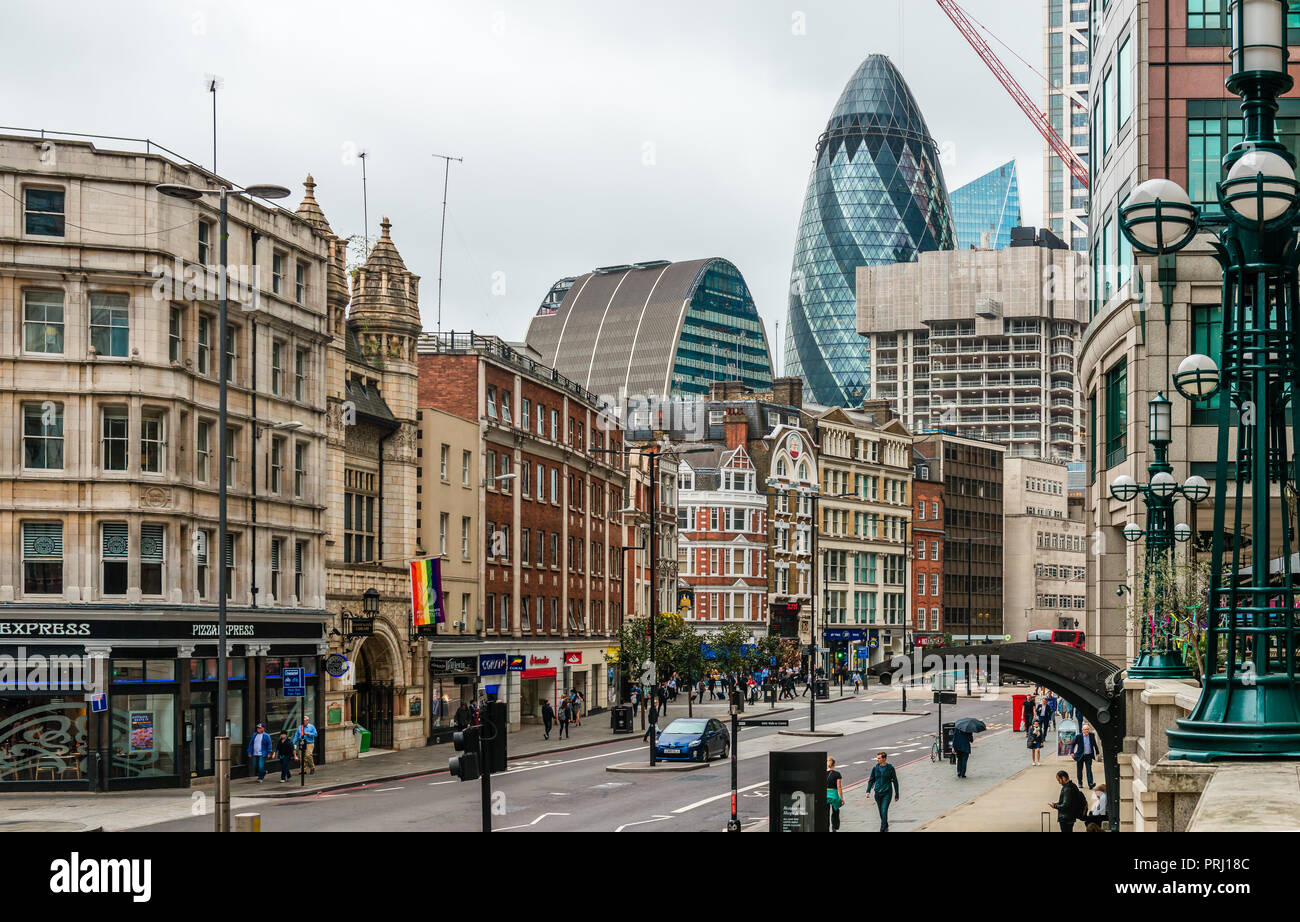 Vista di Bishopsgate Street con il Gherkin, la possibile di prosciutto e le torri di bisturi in background. Foto Stock