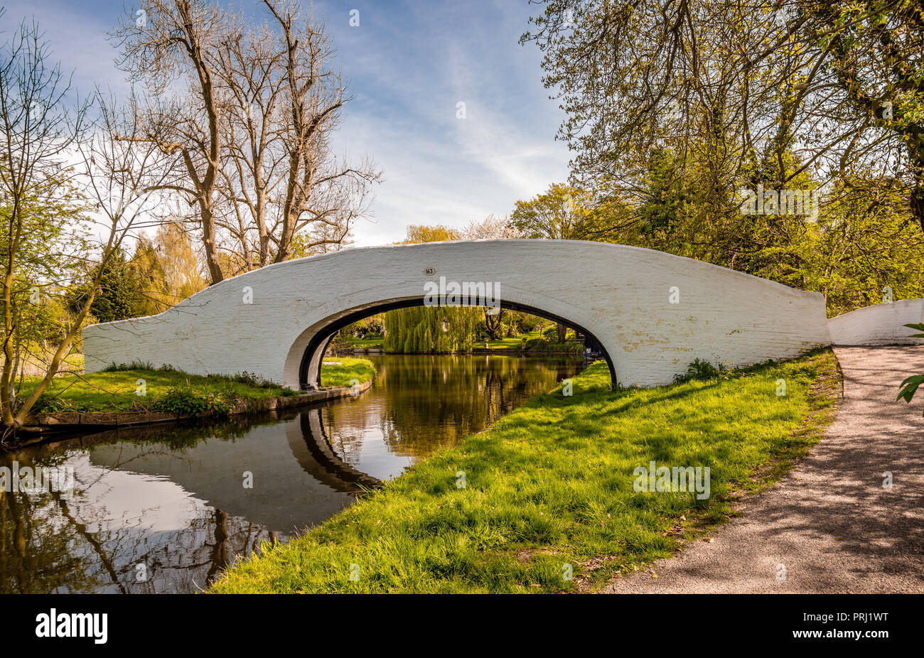 Signora Capel's Bridge (Grand Union Canal Bridge n. 163), in Cassiobury Park, Watfrord, Hertfordshire, Inghilterra. Fatta di mattoni dipinto di bianco, 1800. Foto Stock